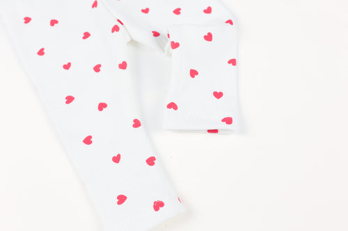 Detailansicht Baby Leggings mit kleinen roten Herzen
