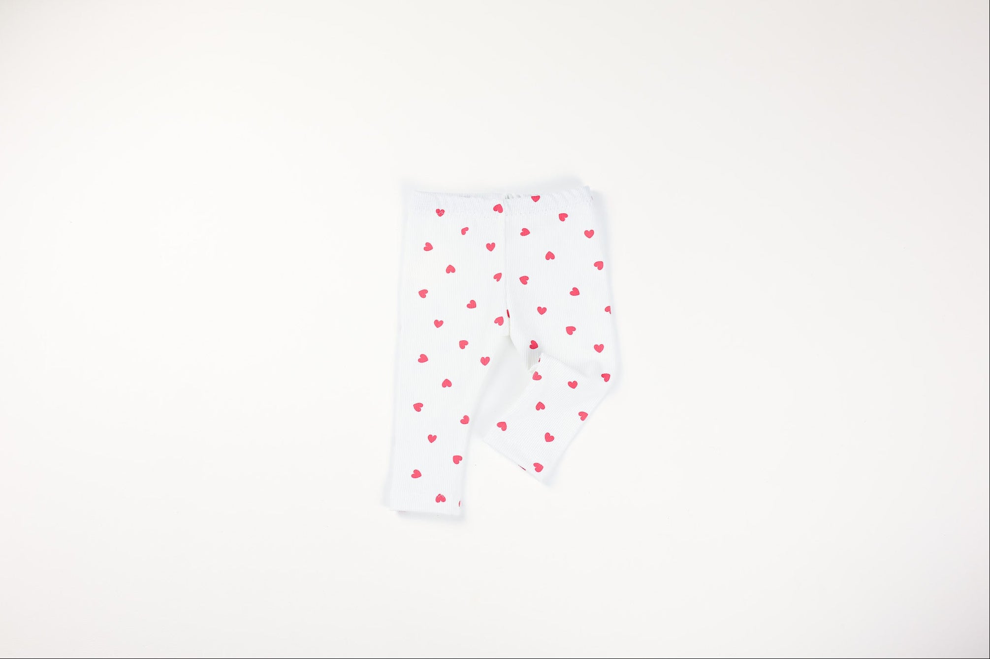 Baby Leggings in Weiß mit roten Herzen aus Rib-Jersey von VOODULU
