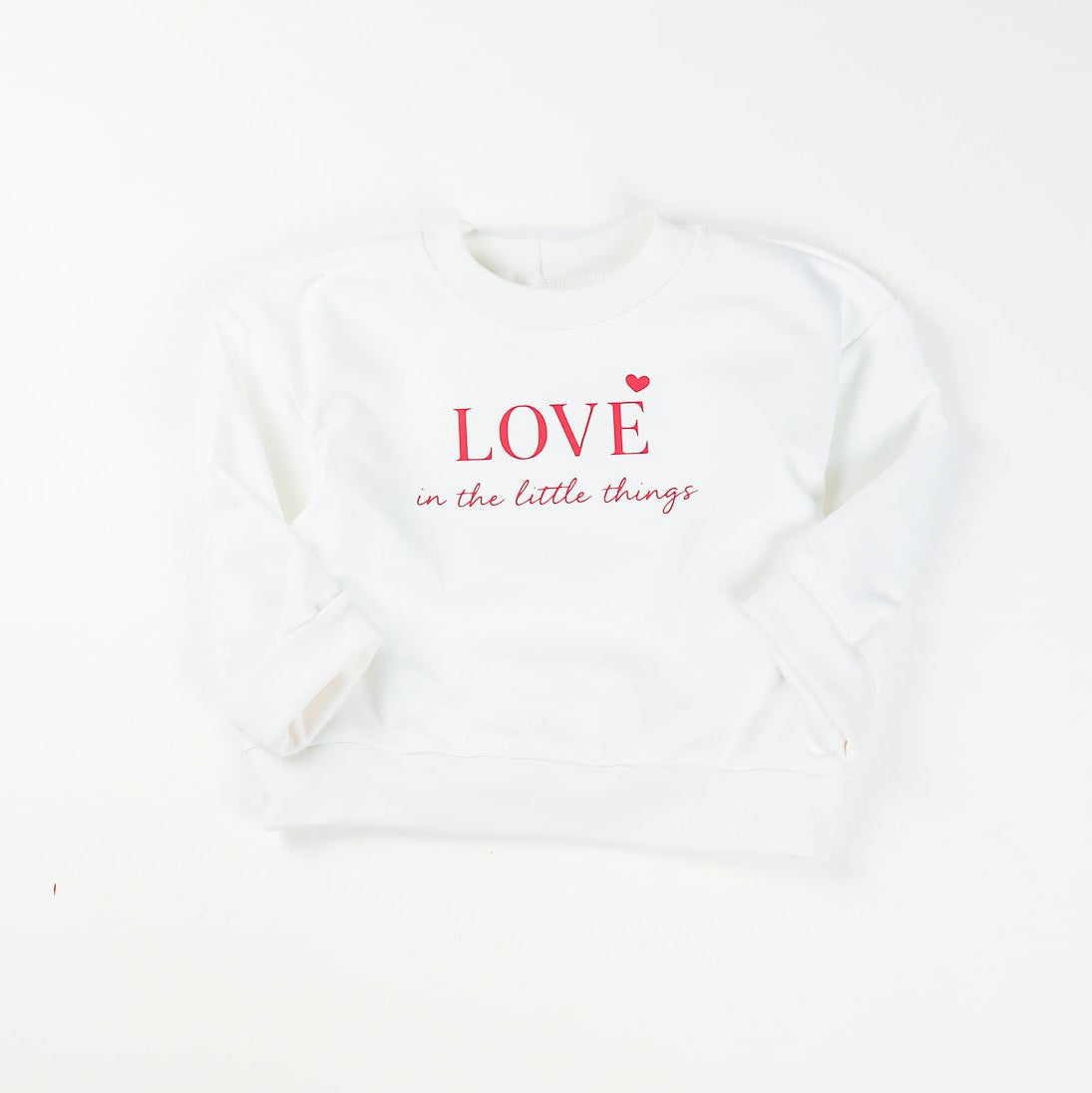 Mitwachsender Baby Oversize Sweater in Ecru mit roter Aufschrift von VOODULU
