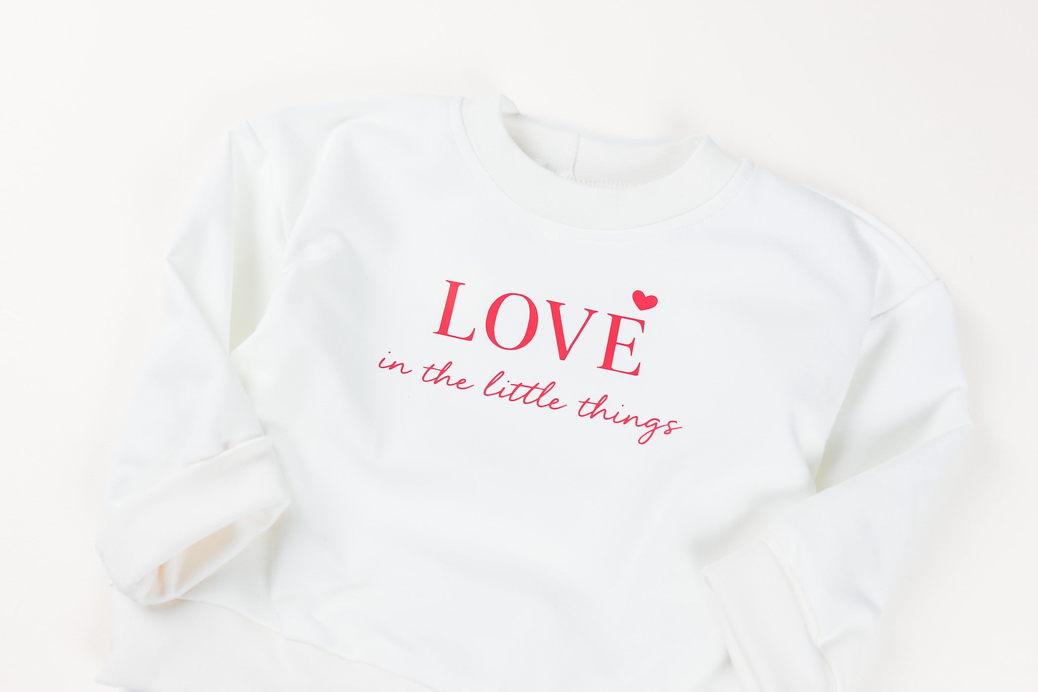Detailansicht „Love in the little things“-Print auf Ecru Sweater
