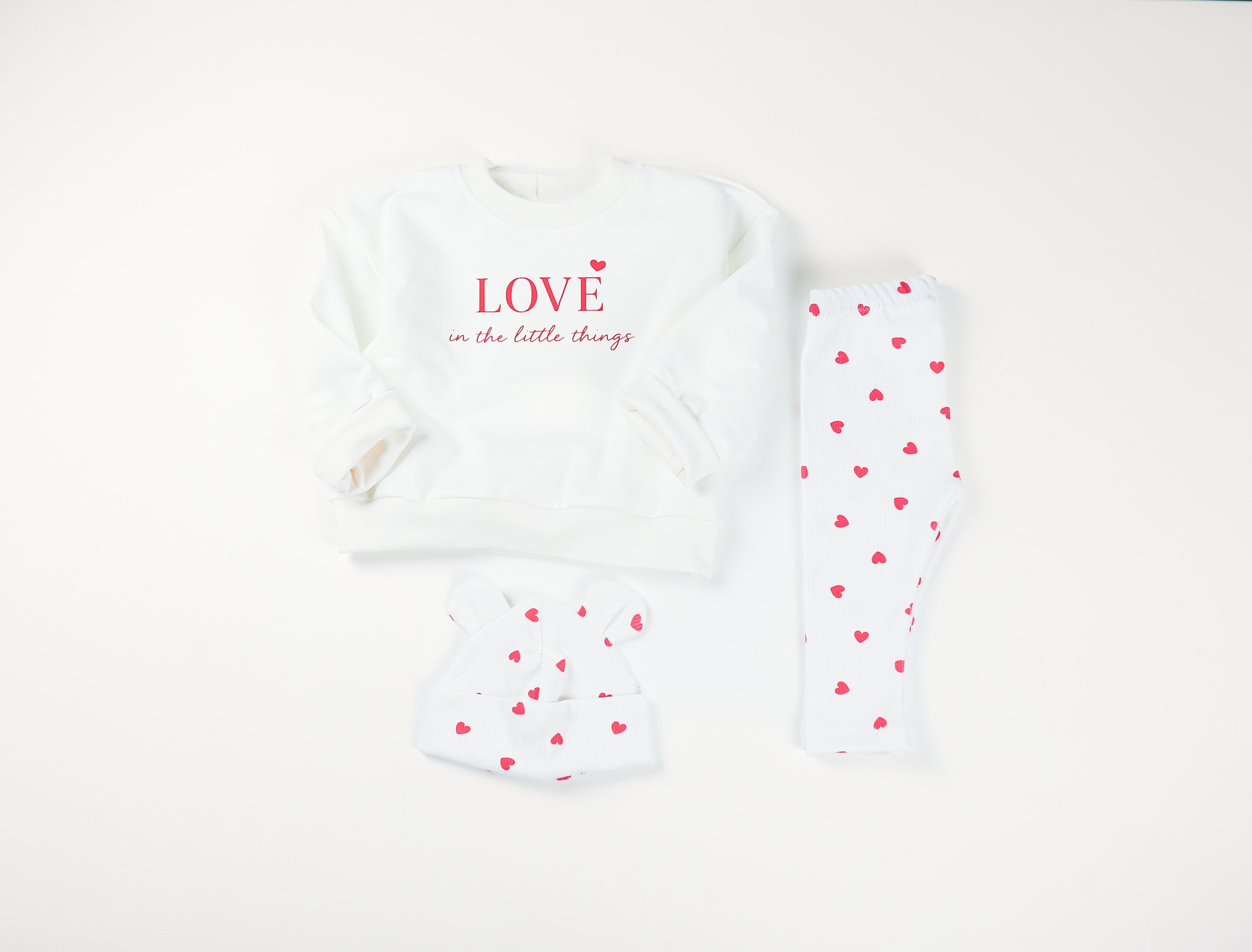 Baby Set mit Herzprint Leggings, Mütze und Oversize Pullover von VOODULU