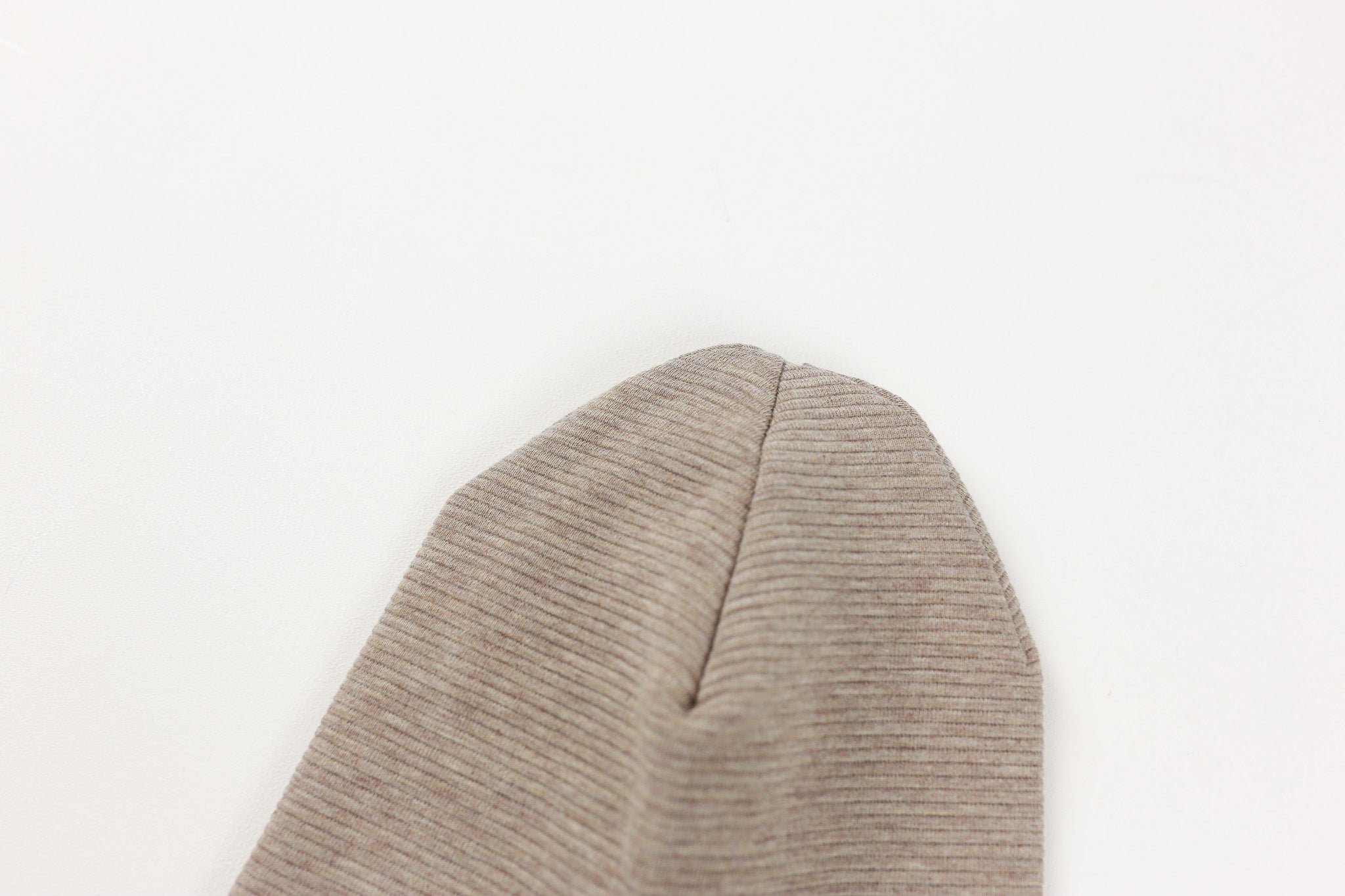 Detailansicht personalisierter Name auf beiger Baby Mütze
