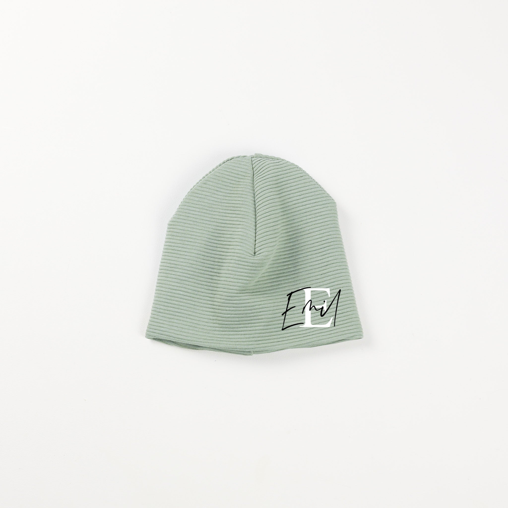 Personalisierte Bestseller Baby Mütze in Salbei aus Rib-Jersey von VOODULU
