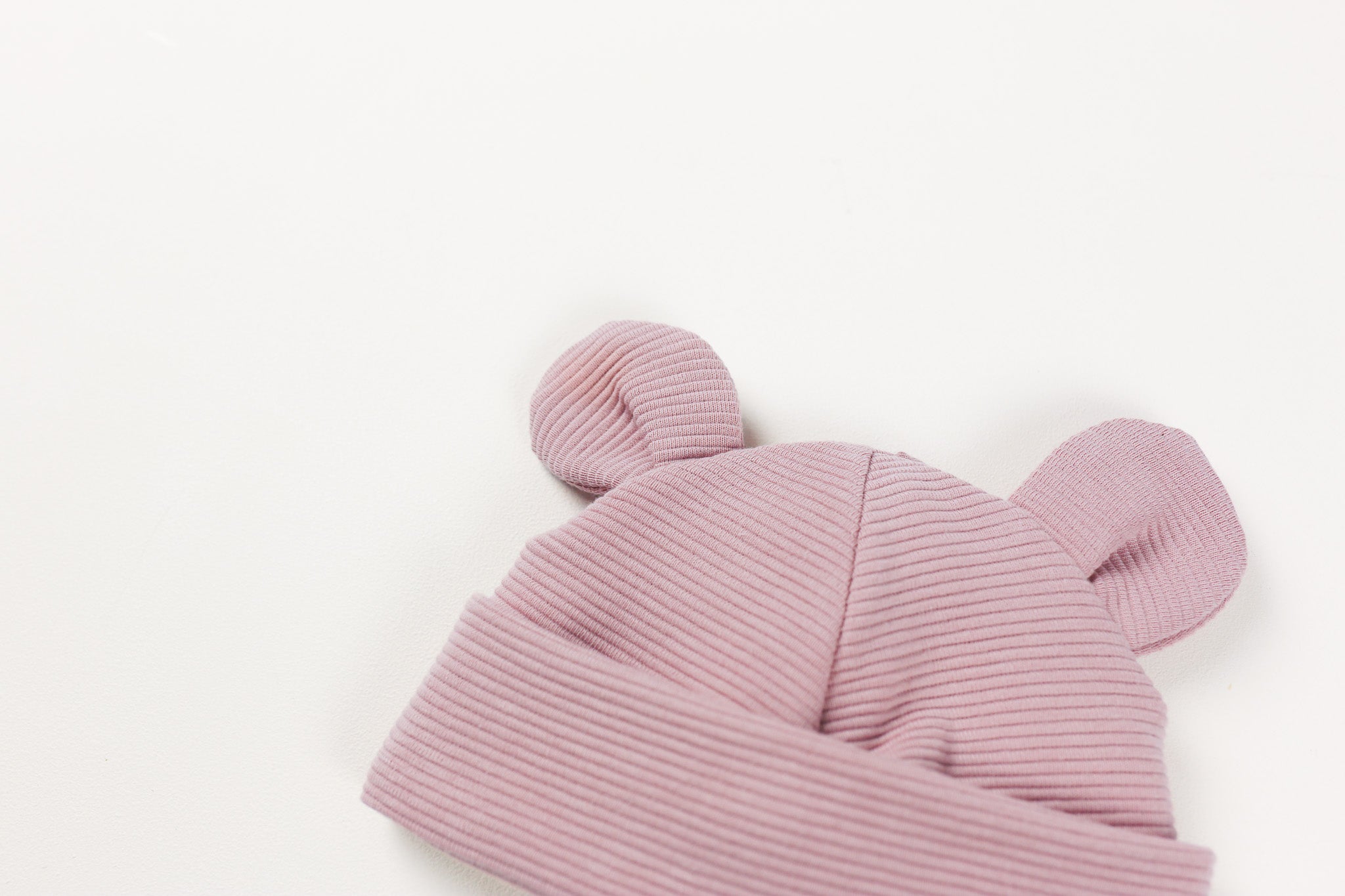 Baby Mütze mit Teddyohren im zarten Rosaton
