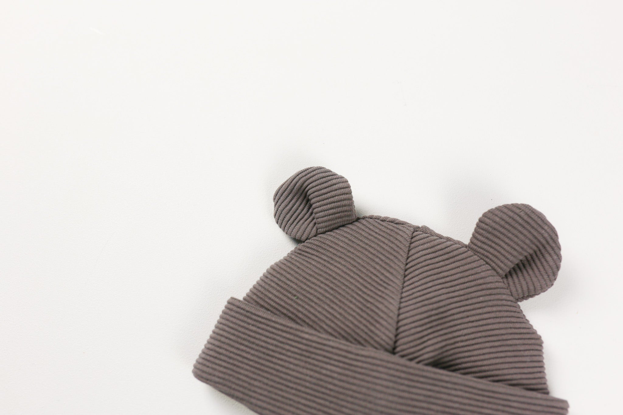 Detailansicht Name auf brauner personalisierter Baby Mütze
