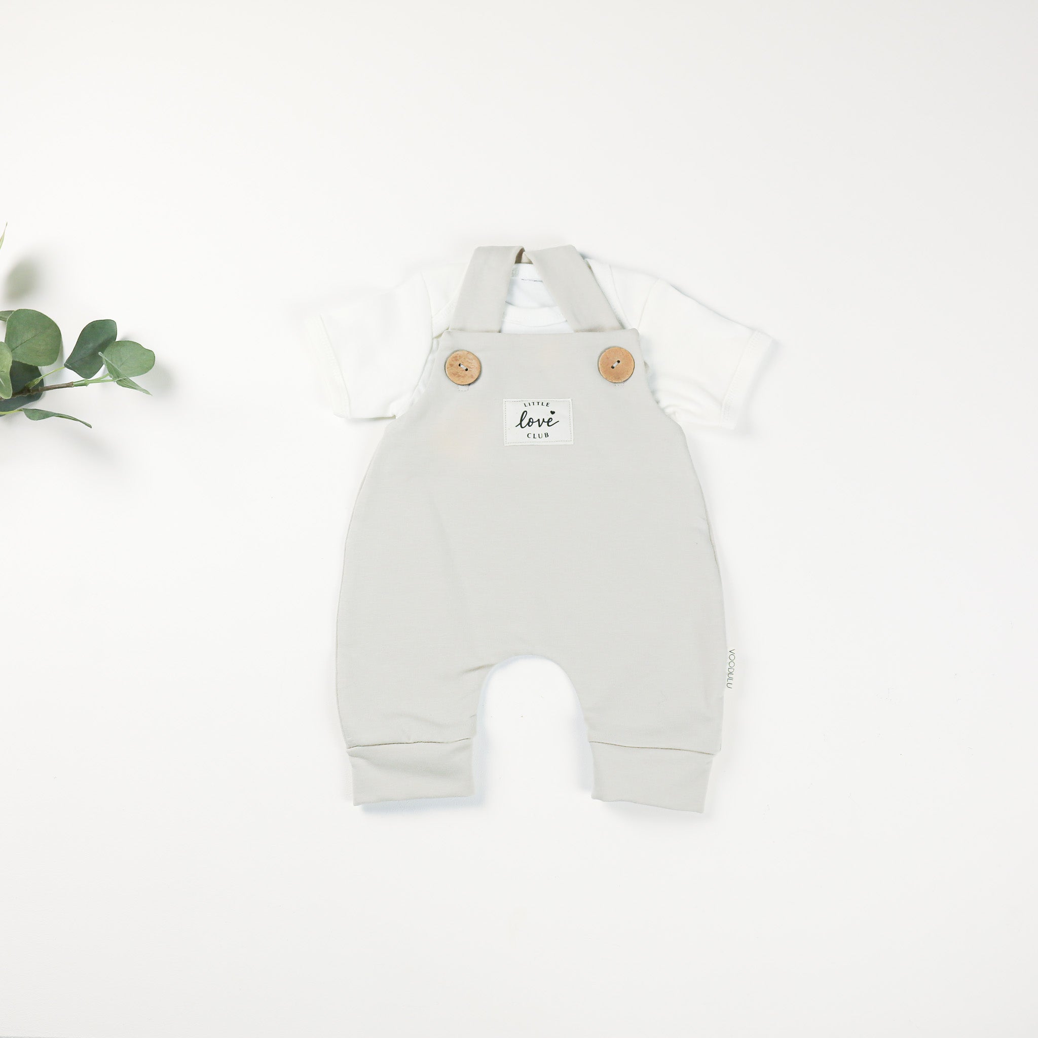 Beige Baby Latzhose mit Love in the little things Print von VOODULU
