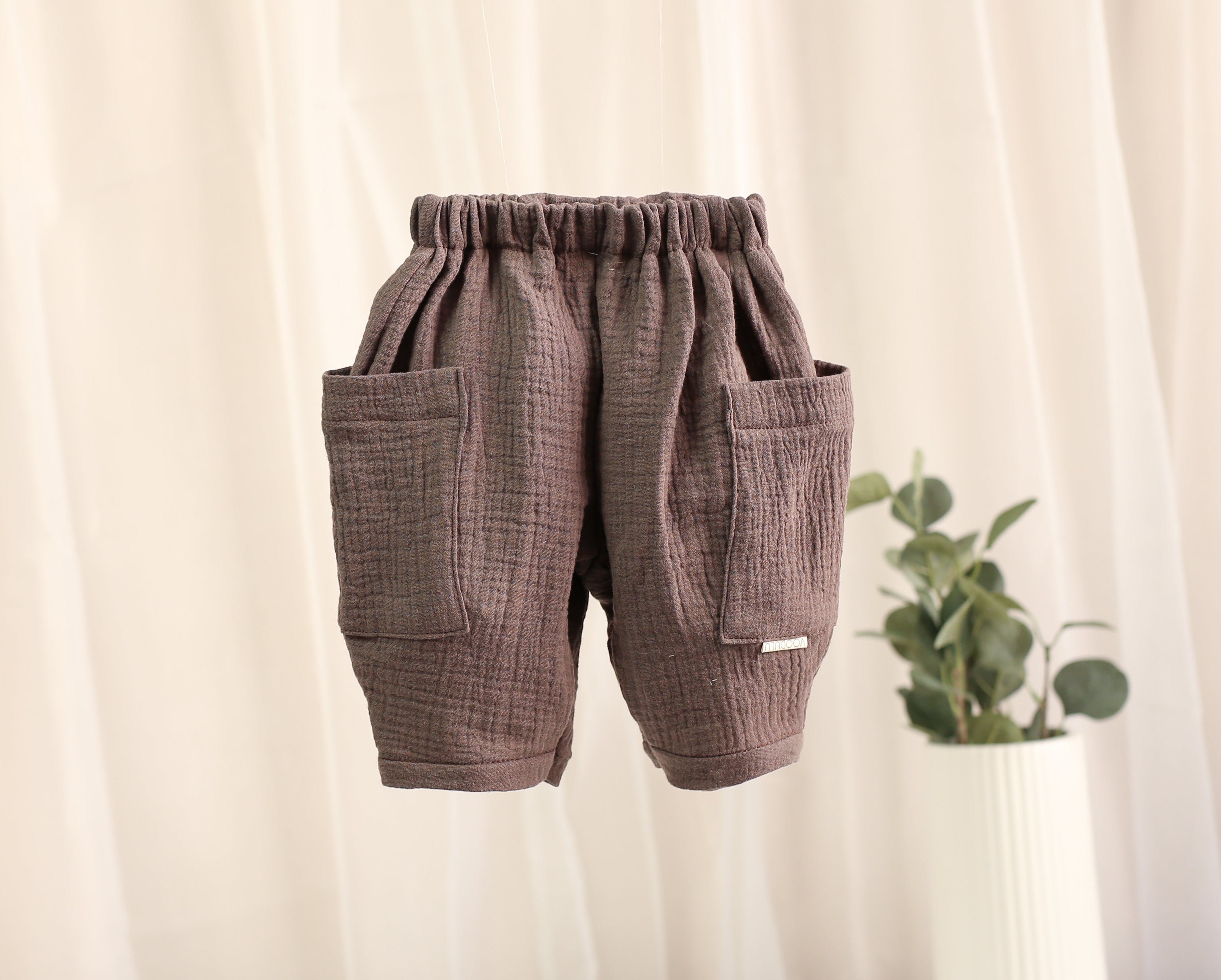 Mitwachsende braune Barrel Hose aus Musselin mit Seitentaschen für Babys und Kinder