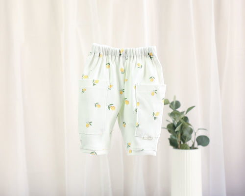 Weiße Barrel Hose aus Rib-Jersey mit Zitronenprint und Seitentaschen für Babys und Kinder