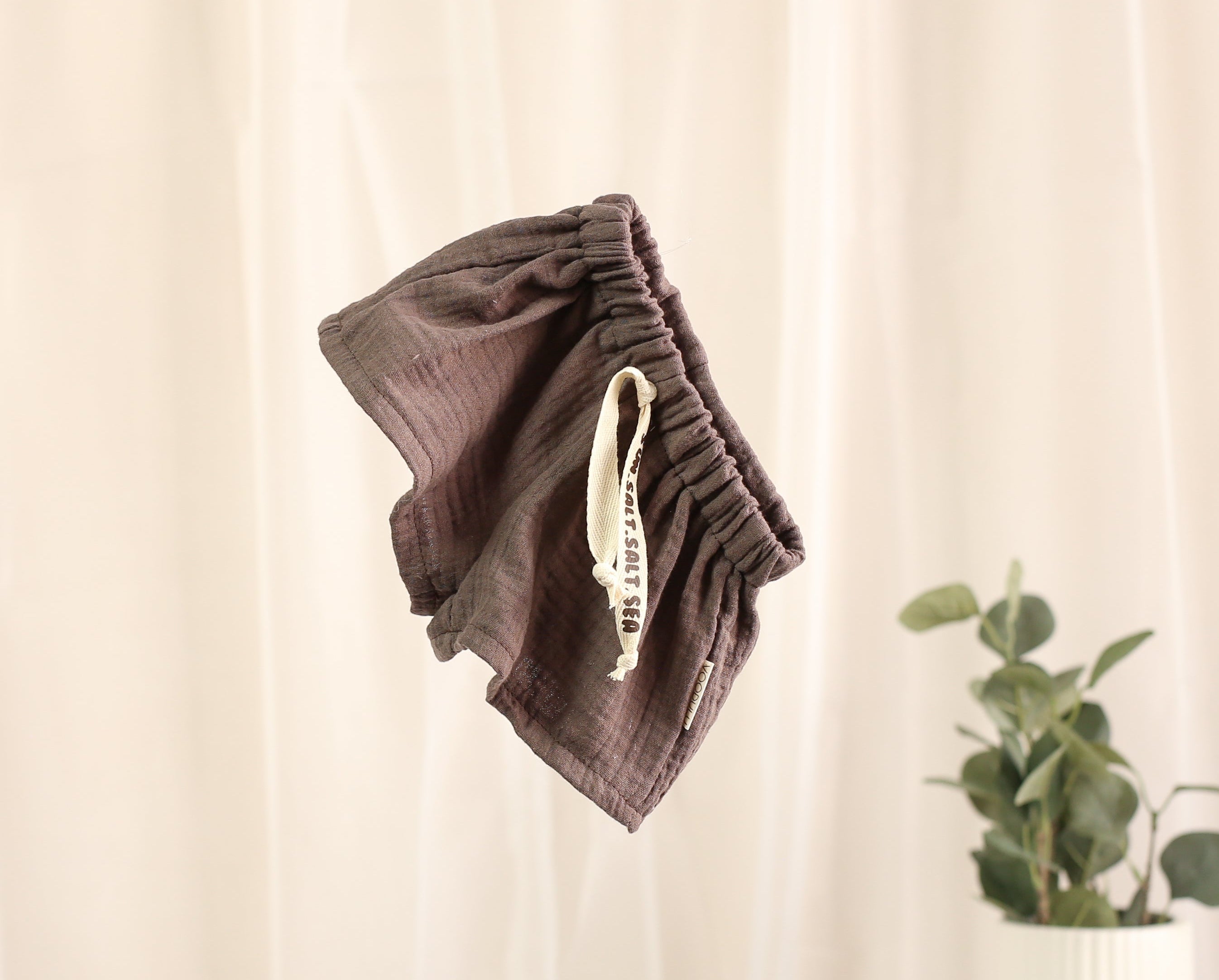 Braune Baby Shorts aus Musselin mit Kordel und elastischem Bund