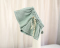 Mintfarbene Baby Shorts aus Musselin mit Kordel und elastischem Bund