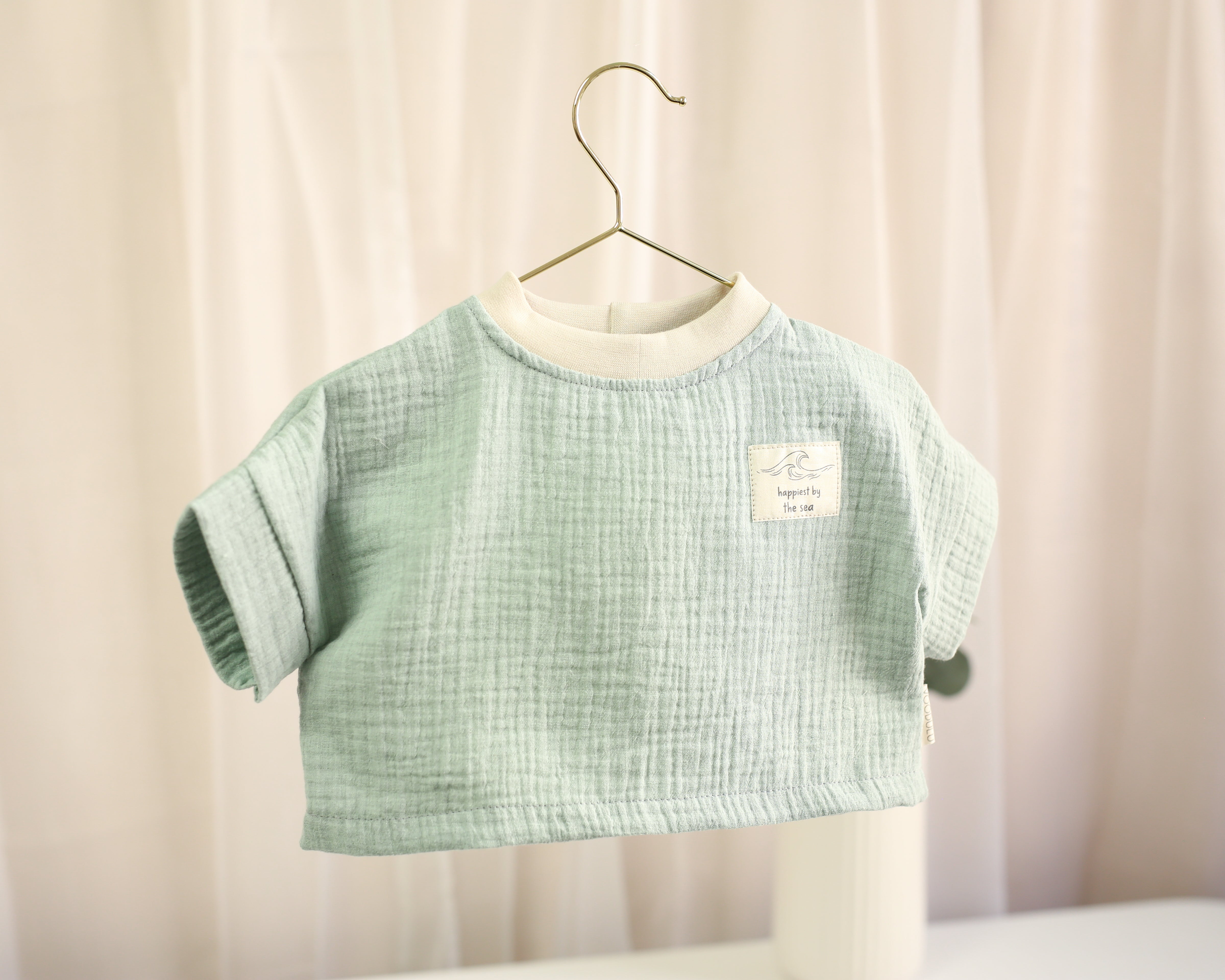 Soft Mint Musselin T-Shirt mit kleinem Front-Patch für Babys und Kinder