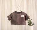 Braunes Musselin T-Shirt mit kleinem Front-Patch für Babys und Kinder