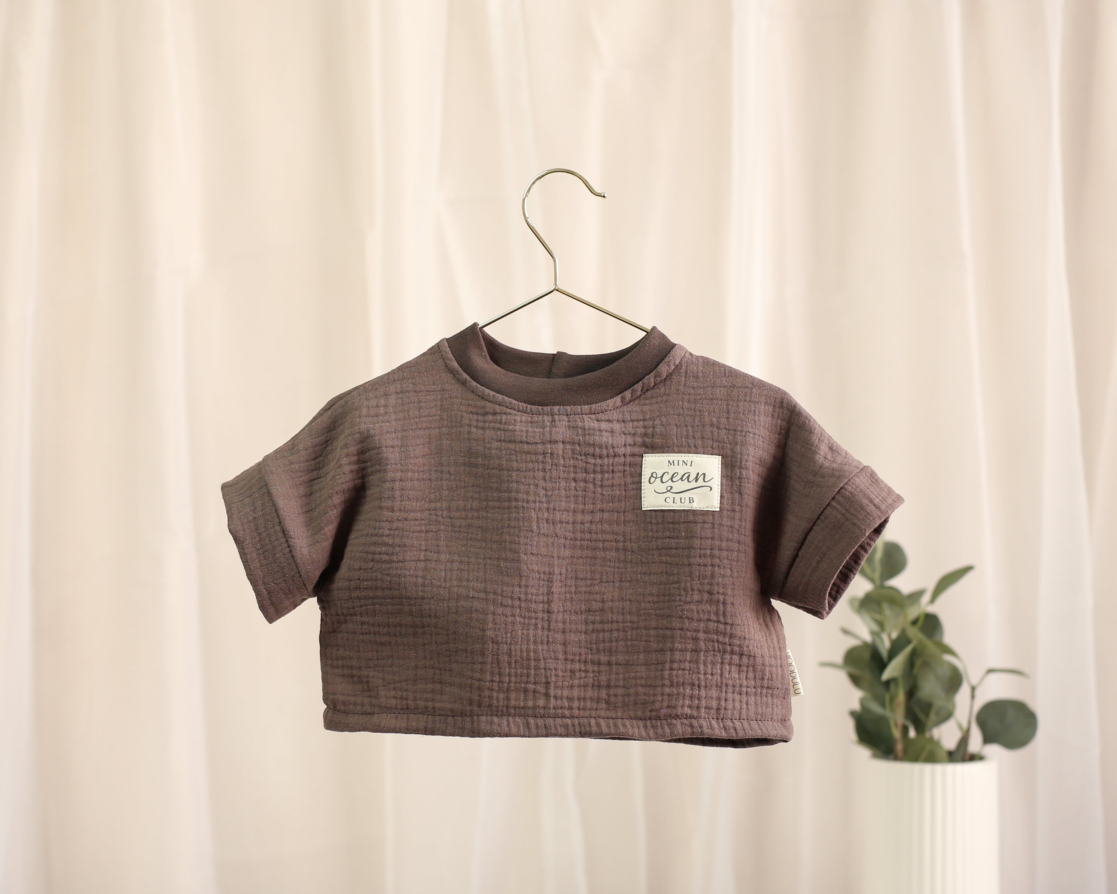 Braunes Musselin T-Shirt mit kleinem Front-Patch für Babys und Kinder