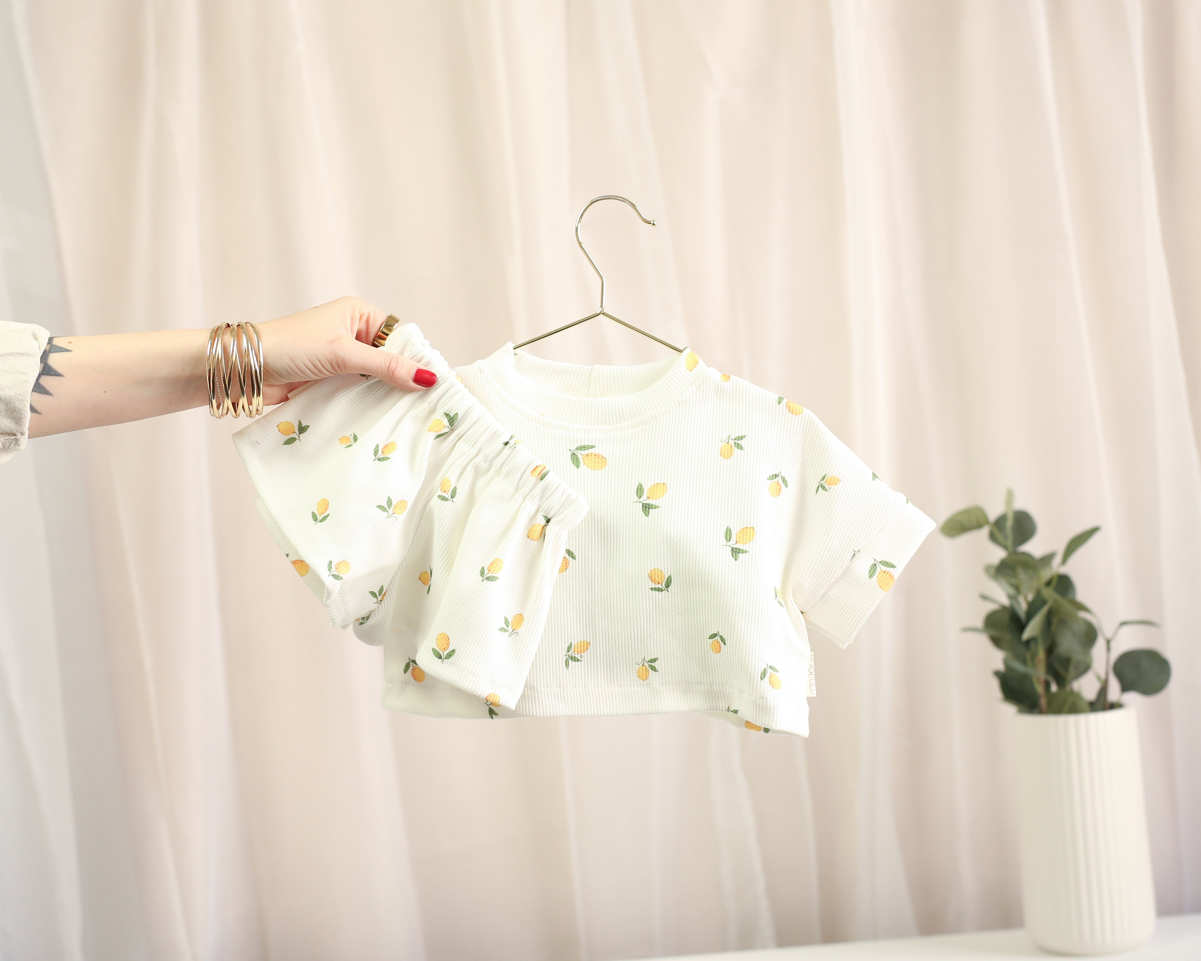 Zweiteiliges Zitronen Set aus Rib-Jersey mit T-Shirt und Shorts für Babys und Kinder