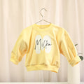 Personalisierter mitwachsender Oversize Pullover in Butter Yellow für Babys und Kinder