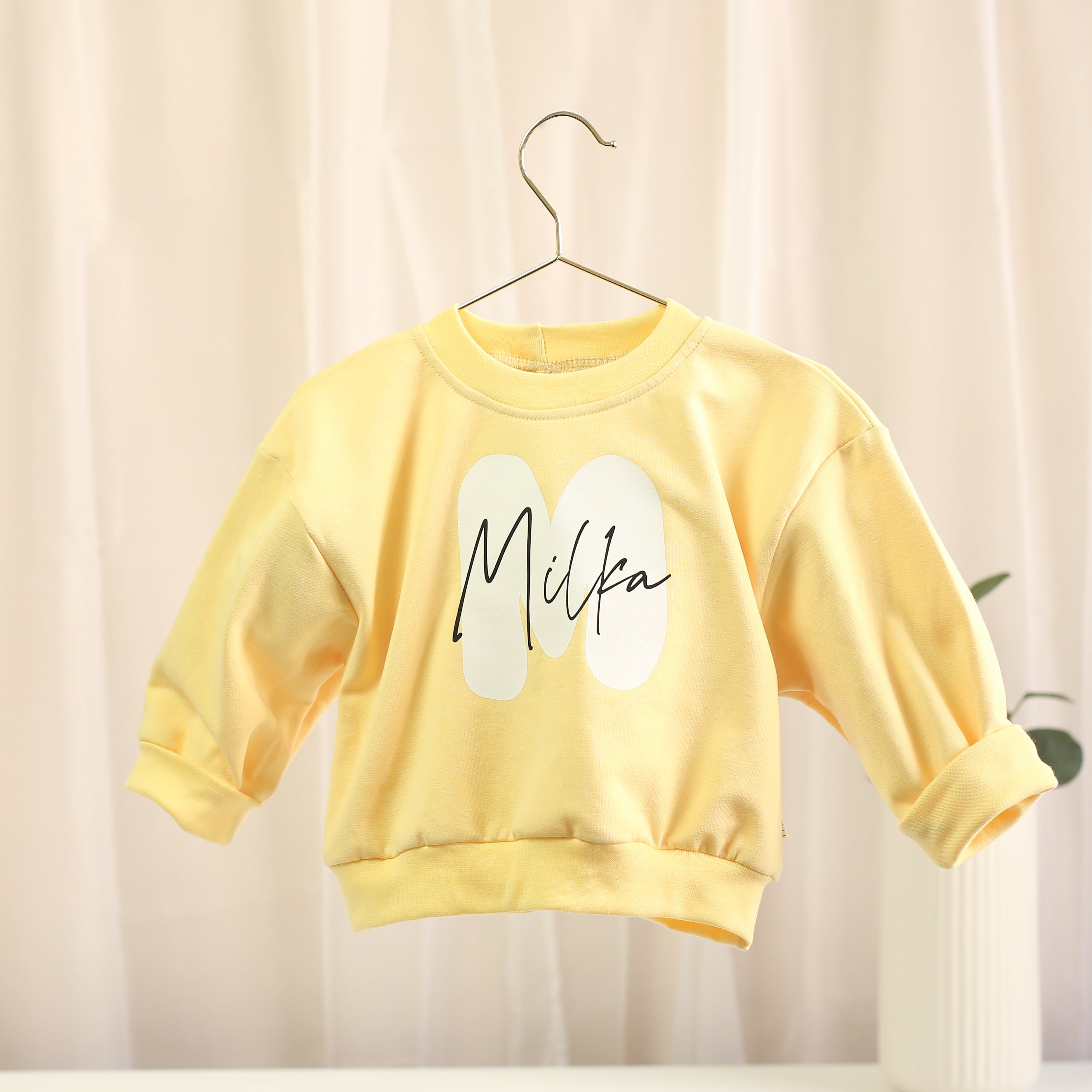 Personalisierter mitwachsender Oversize Pullover in Butter Yellow für Babys und Kinder