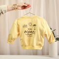 Mitwachsender Oversize Pullover Butter Yellow mit Mini Ocean Club Rückenprint für Babys und Kinder