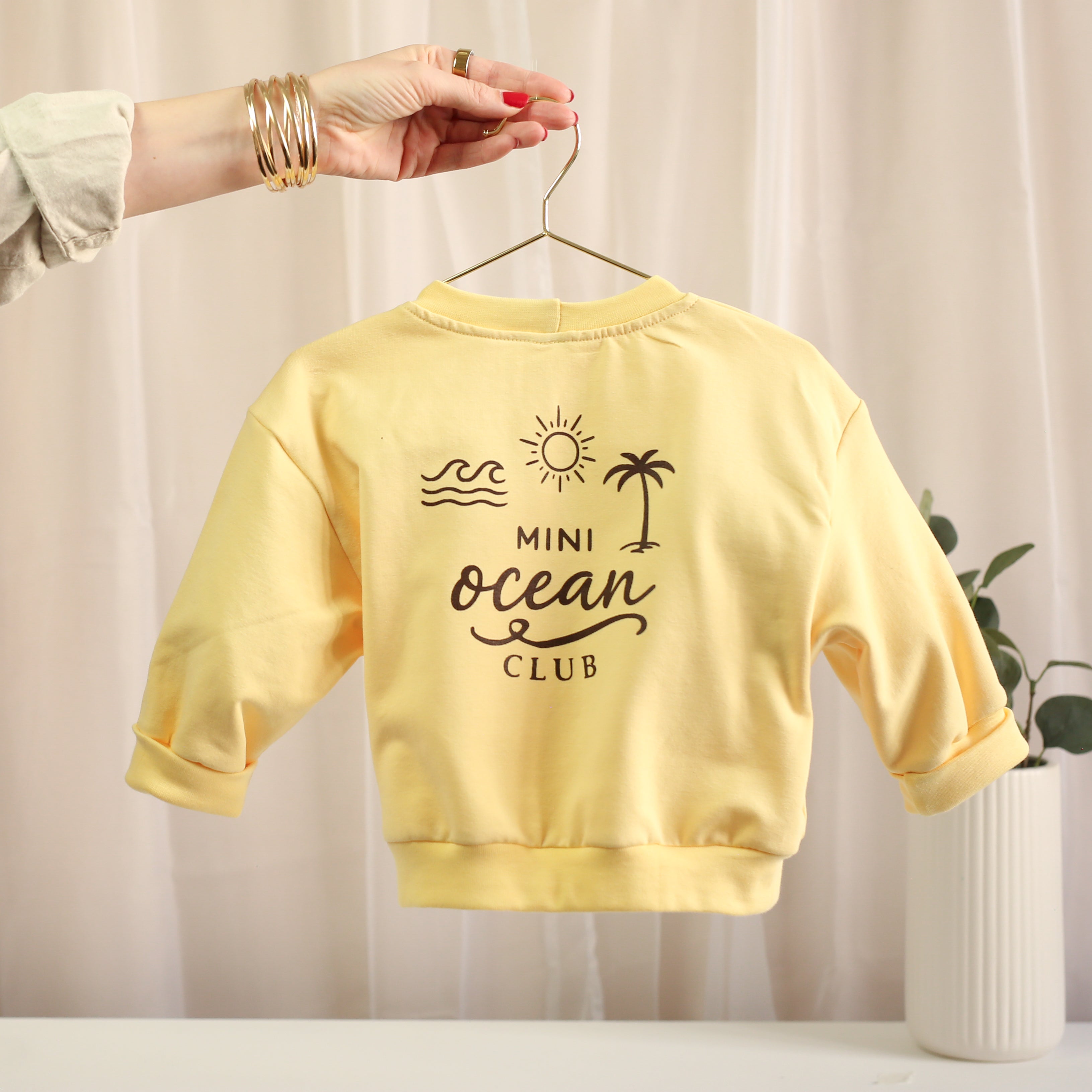Mitwachsender Oversize Pullover Butter Yellow mit Mini Ocean Club Rückenprint für Babys und Kinder