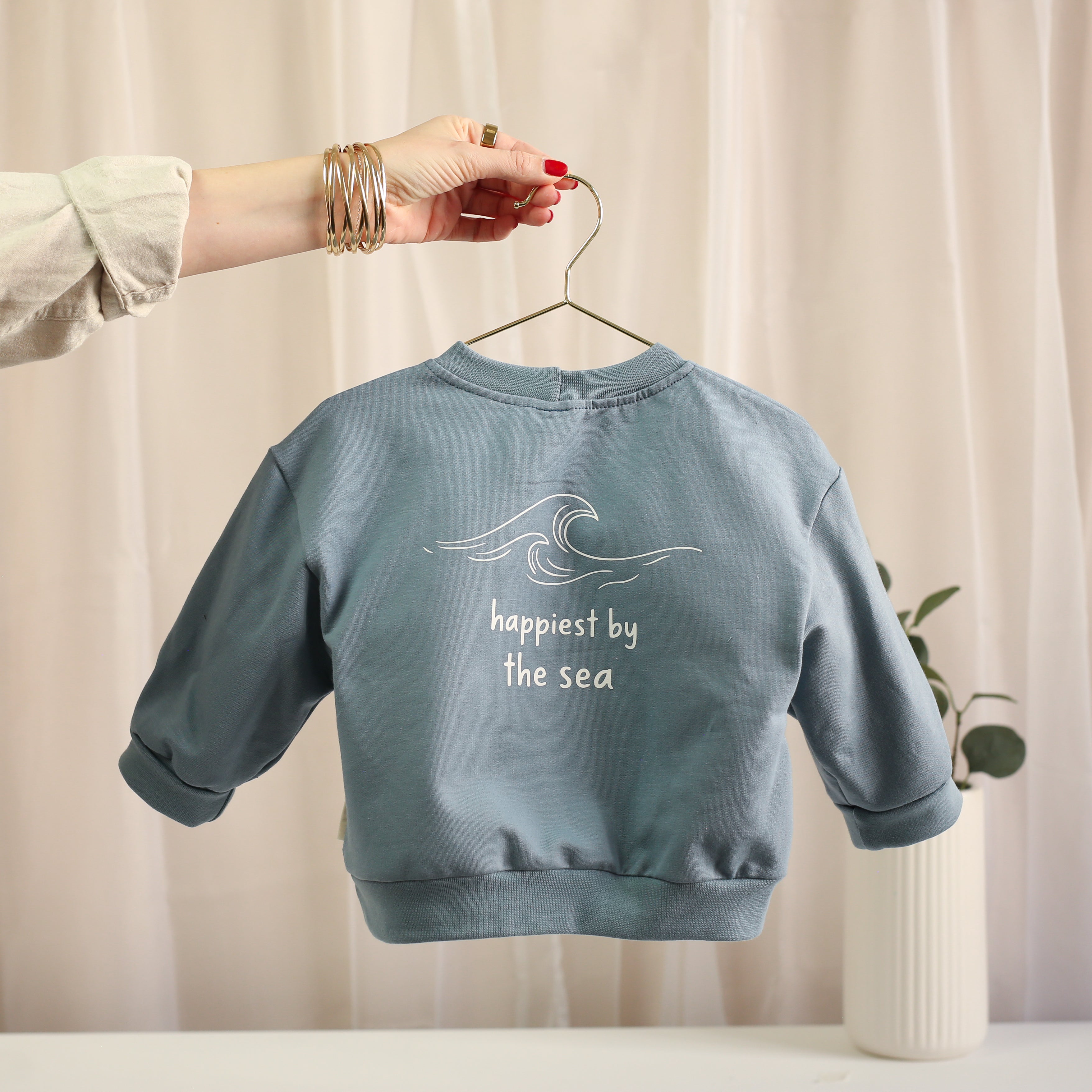  Mitwachsender Kinderpullover Dusty Blue mit Rückenprint Happiest by the Sea und kleinem Patch