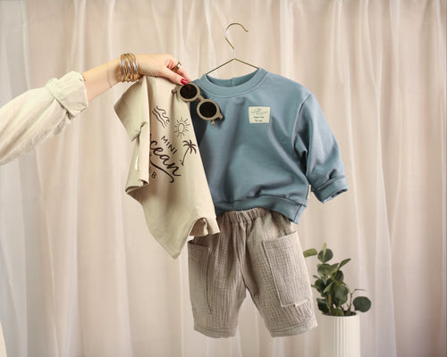 3-teiliges Ocean Club Set mit Musselin Hose, Dusty Blue Pullover und T-Shirt für Babys und Kinder