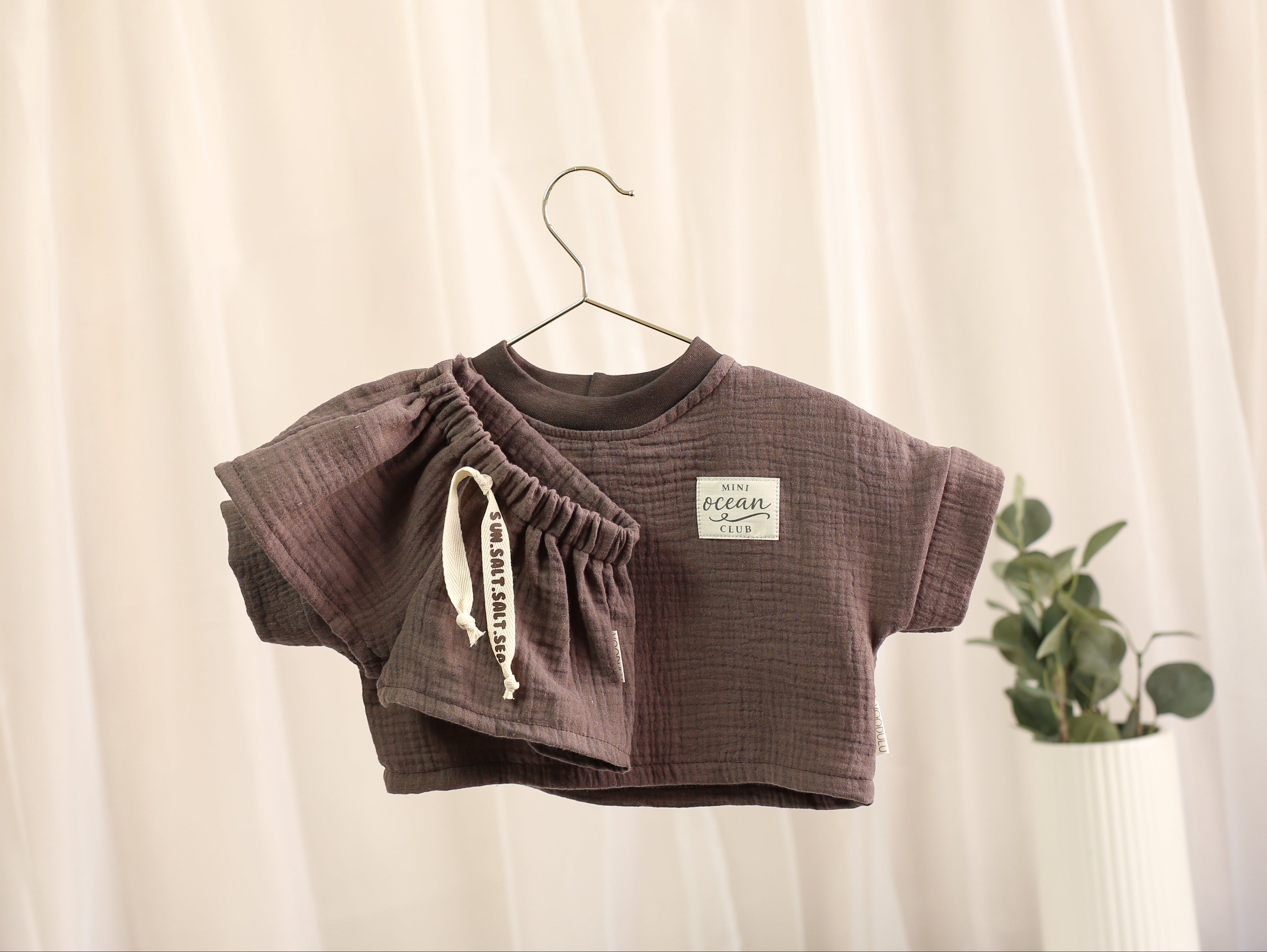 Braunes zweiteiliges Musselin Set aus Shirt und Shorts für Babys und Kinder