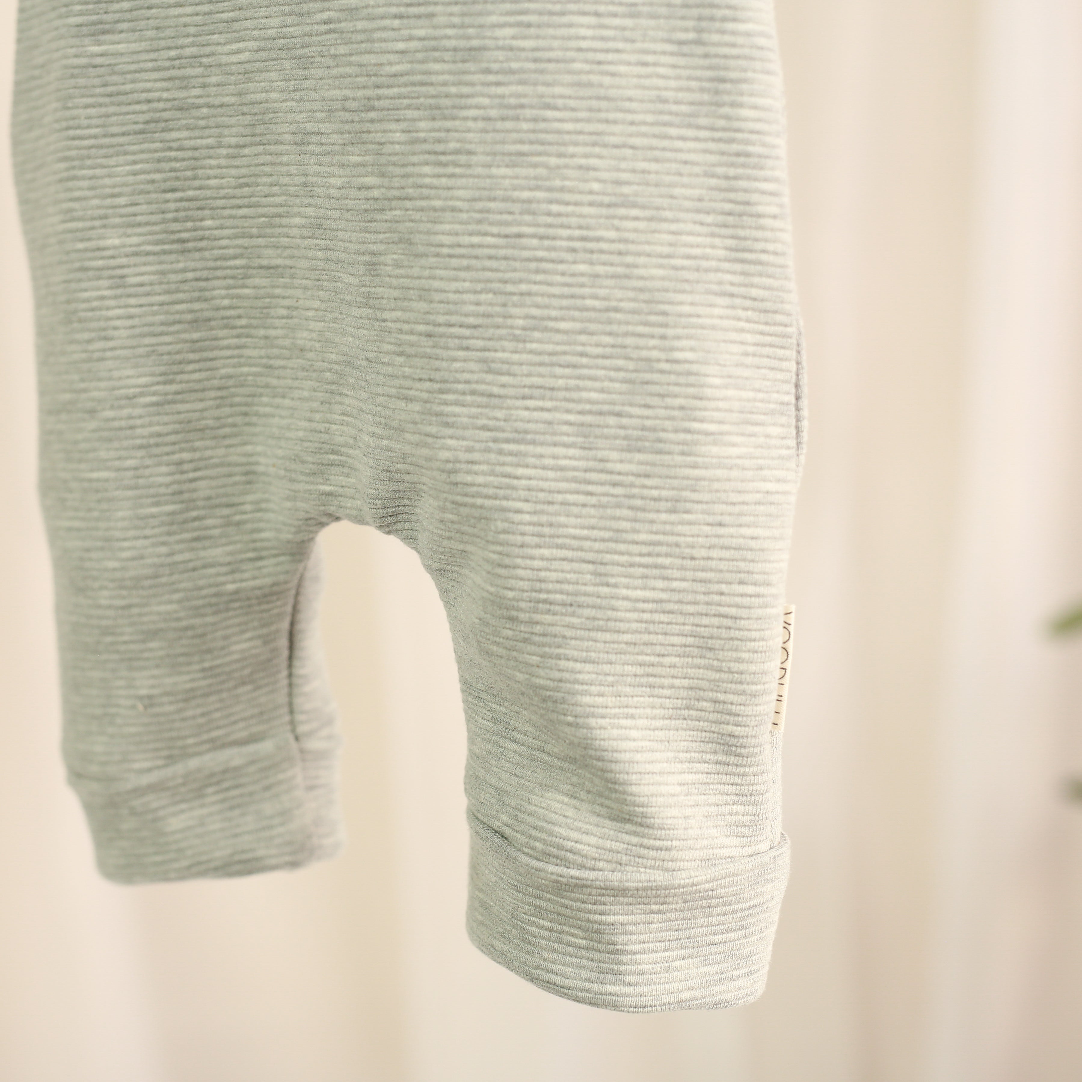 Personalisierte Latzhose in Grau