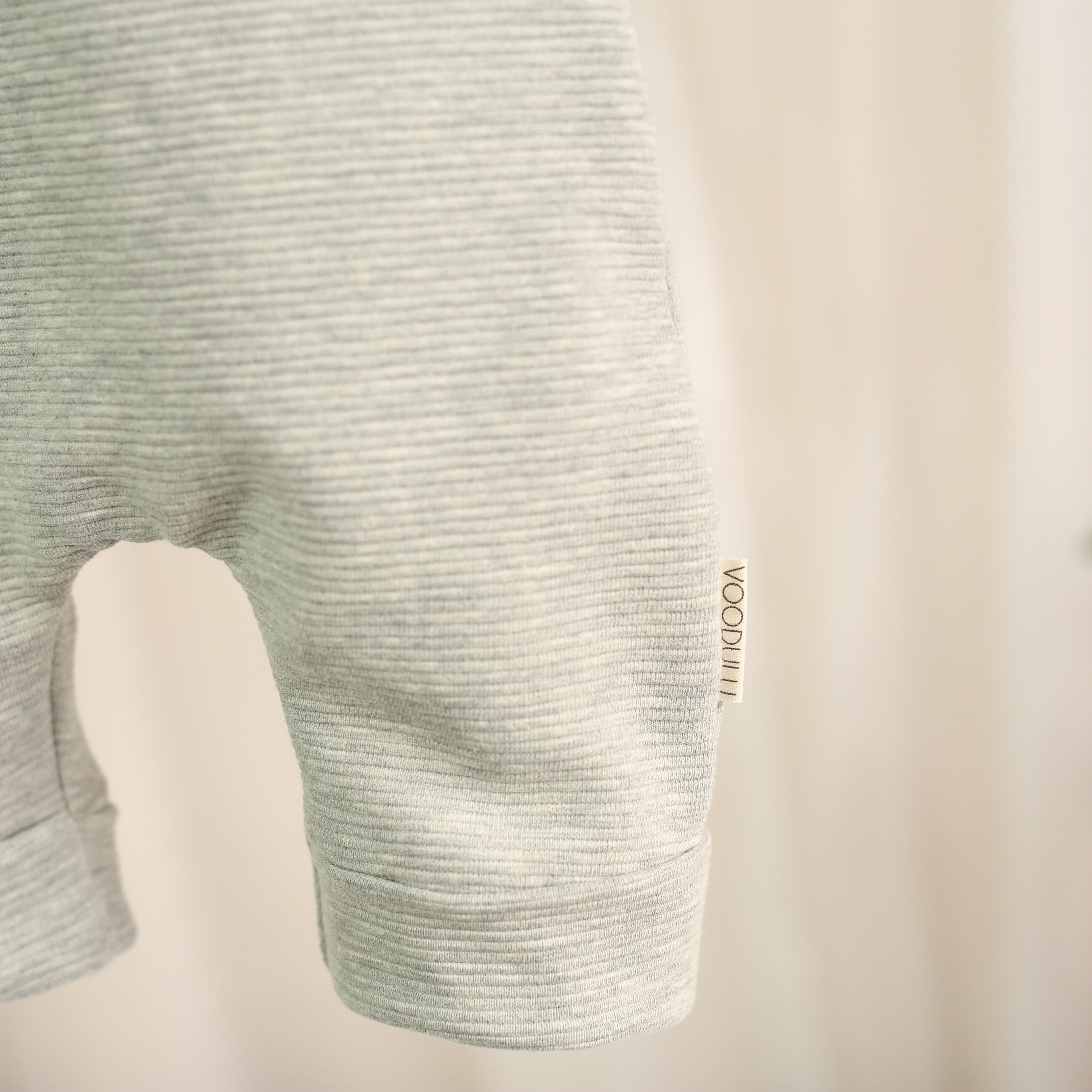 Personalisierte Latzhose in Grau