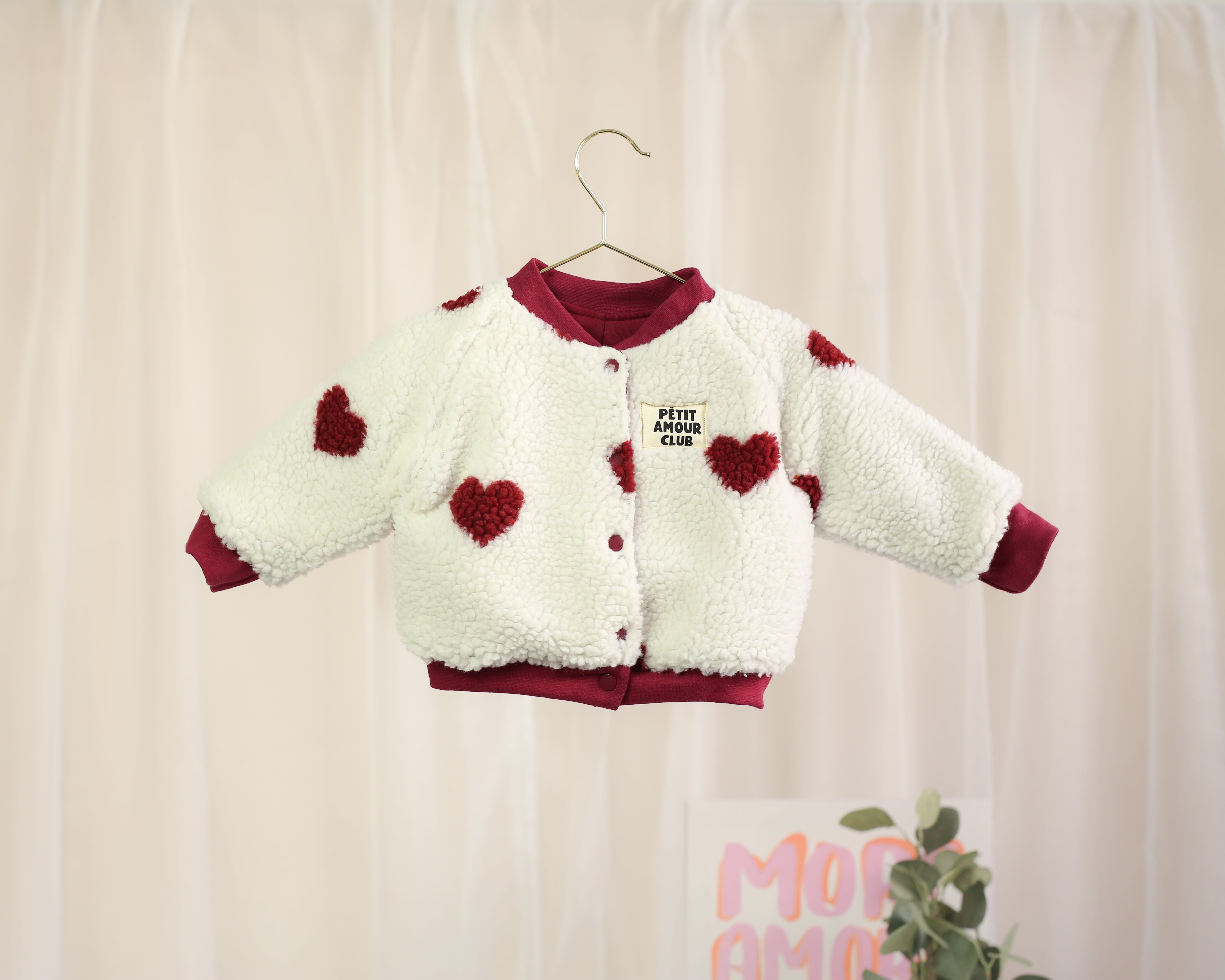 Baby Collegejacke in Ecru mit roten Herzen von VOODULU