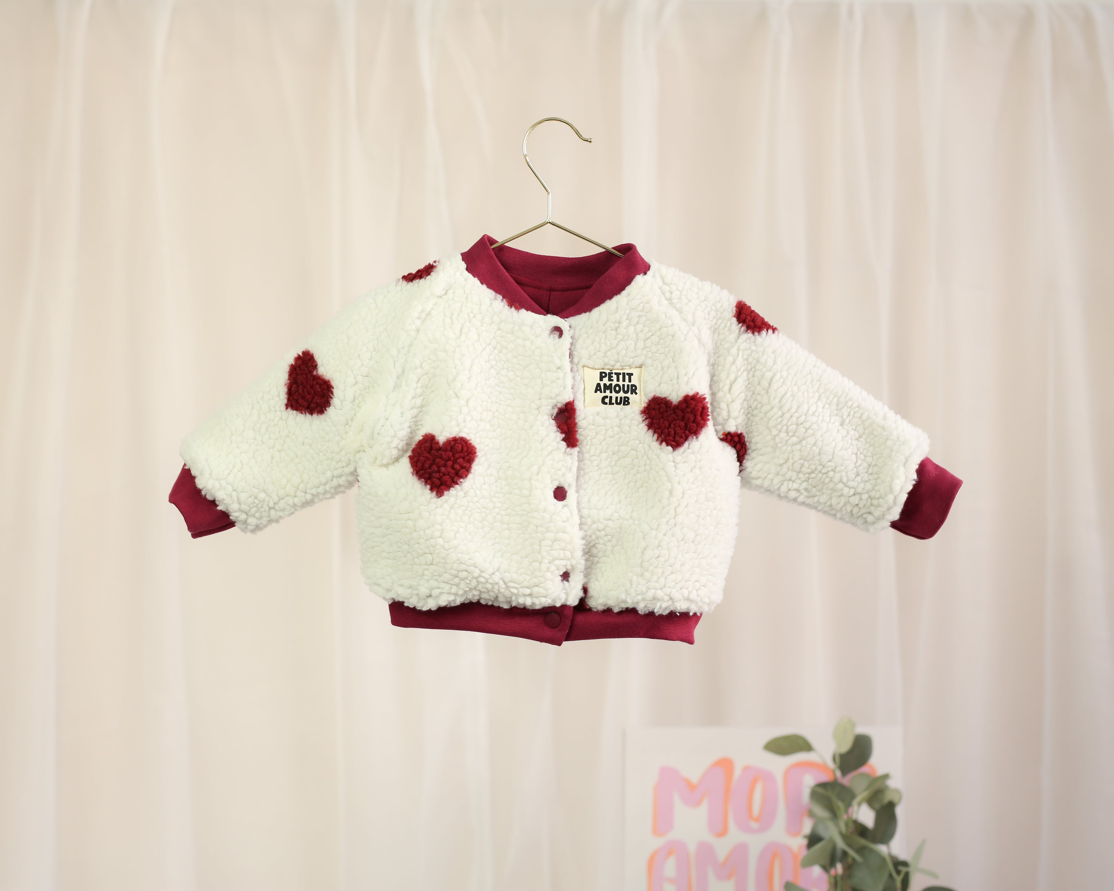 Baby Collegejacke in Ecru mit roten Herzen von VOODULU