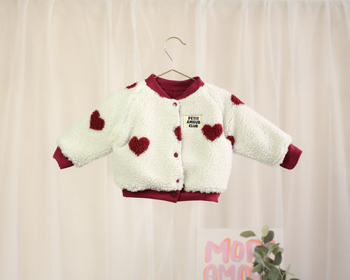 Baby Collegejacke in Ecru mit roten Herzen von VOODULU