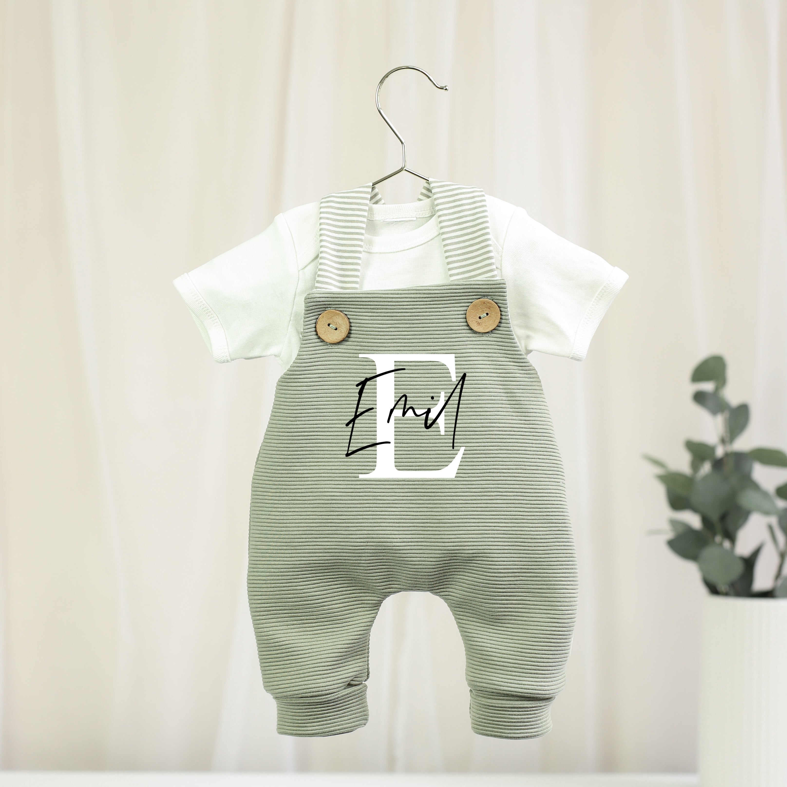 Latzhose mit personalsierung in Salbei grün für Babys und kinder mit extra langen Bündchen zum mitwachsen
