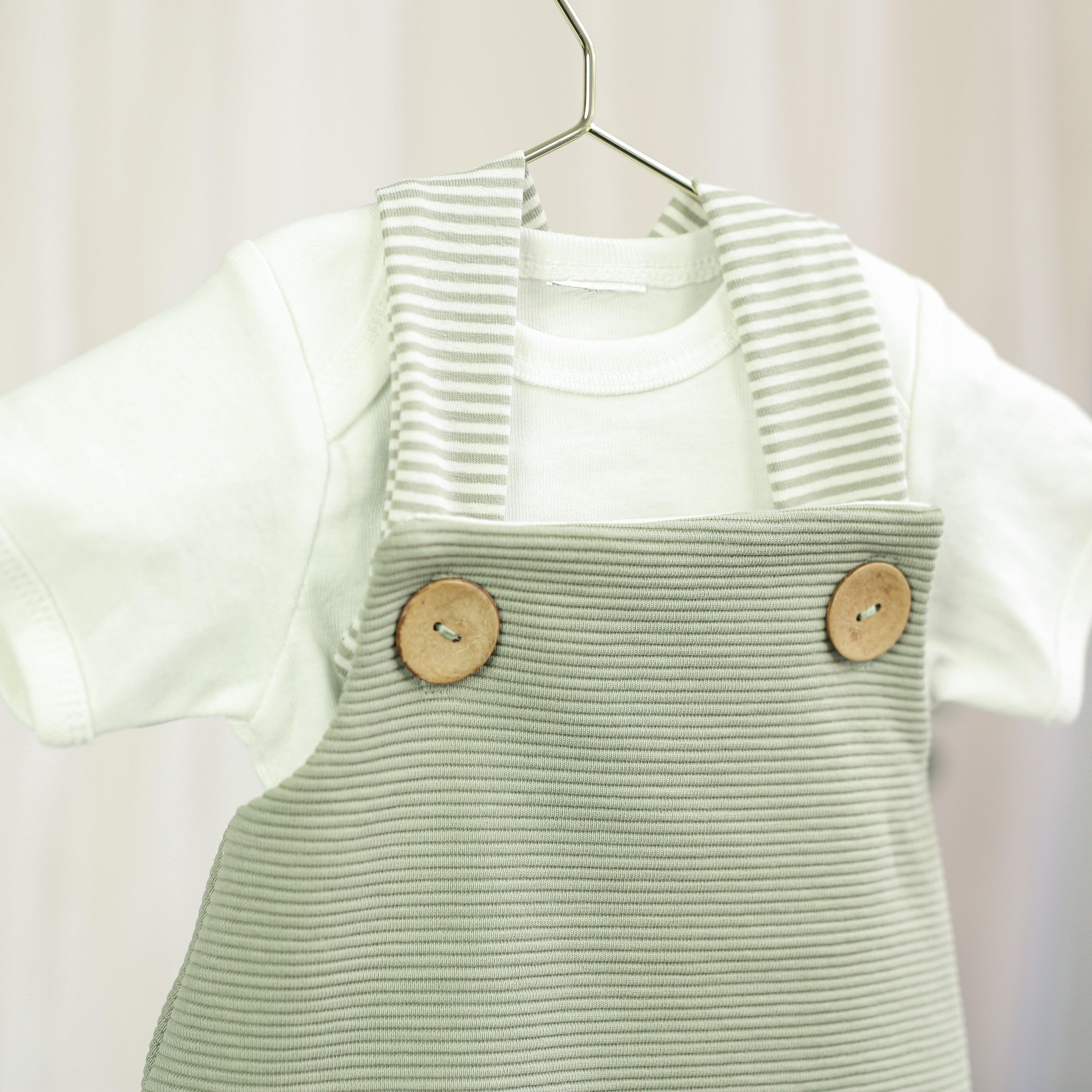 Personalisierte Latzhose in Sage