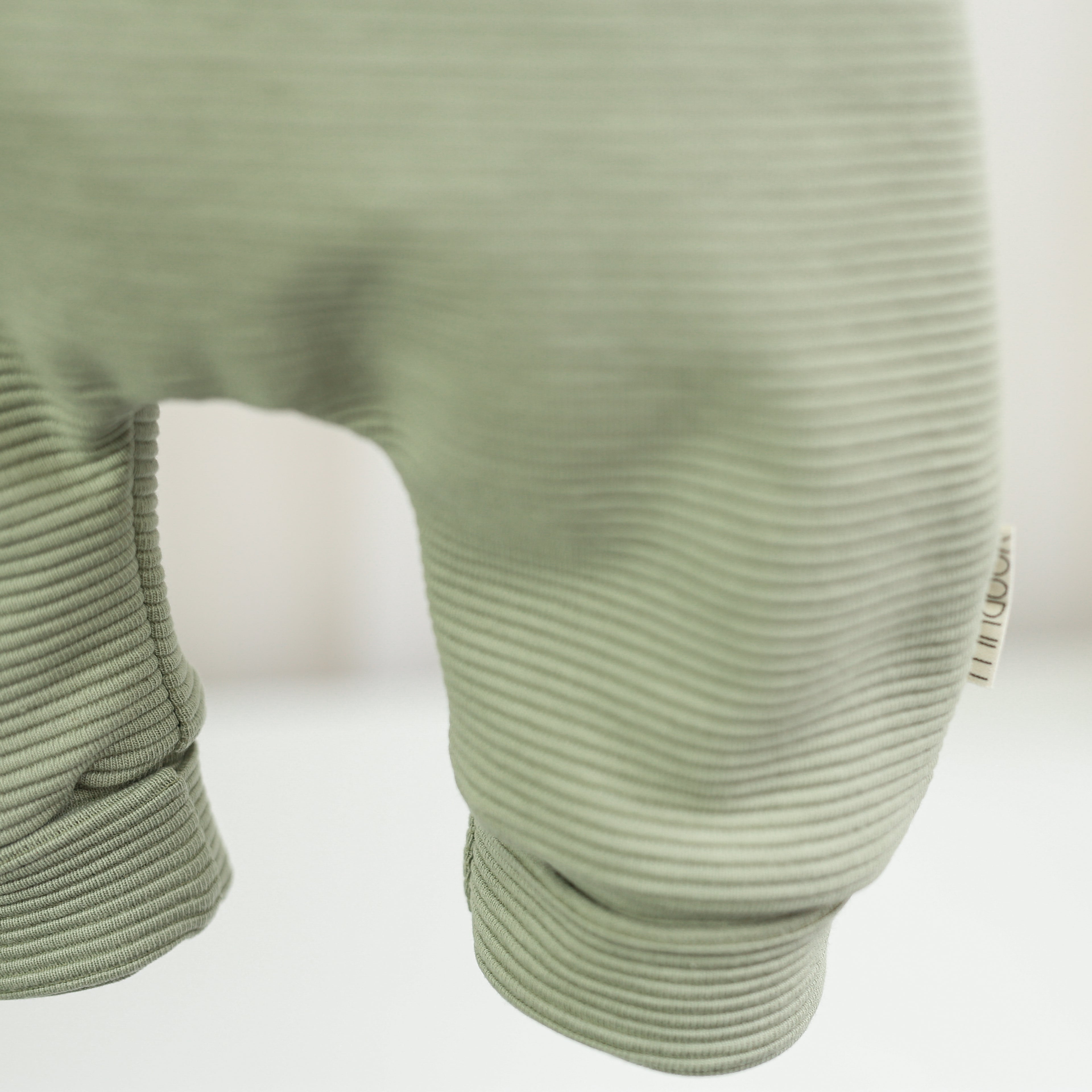Personalisierte Latzhose in Sage