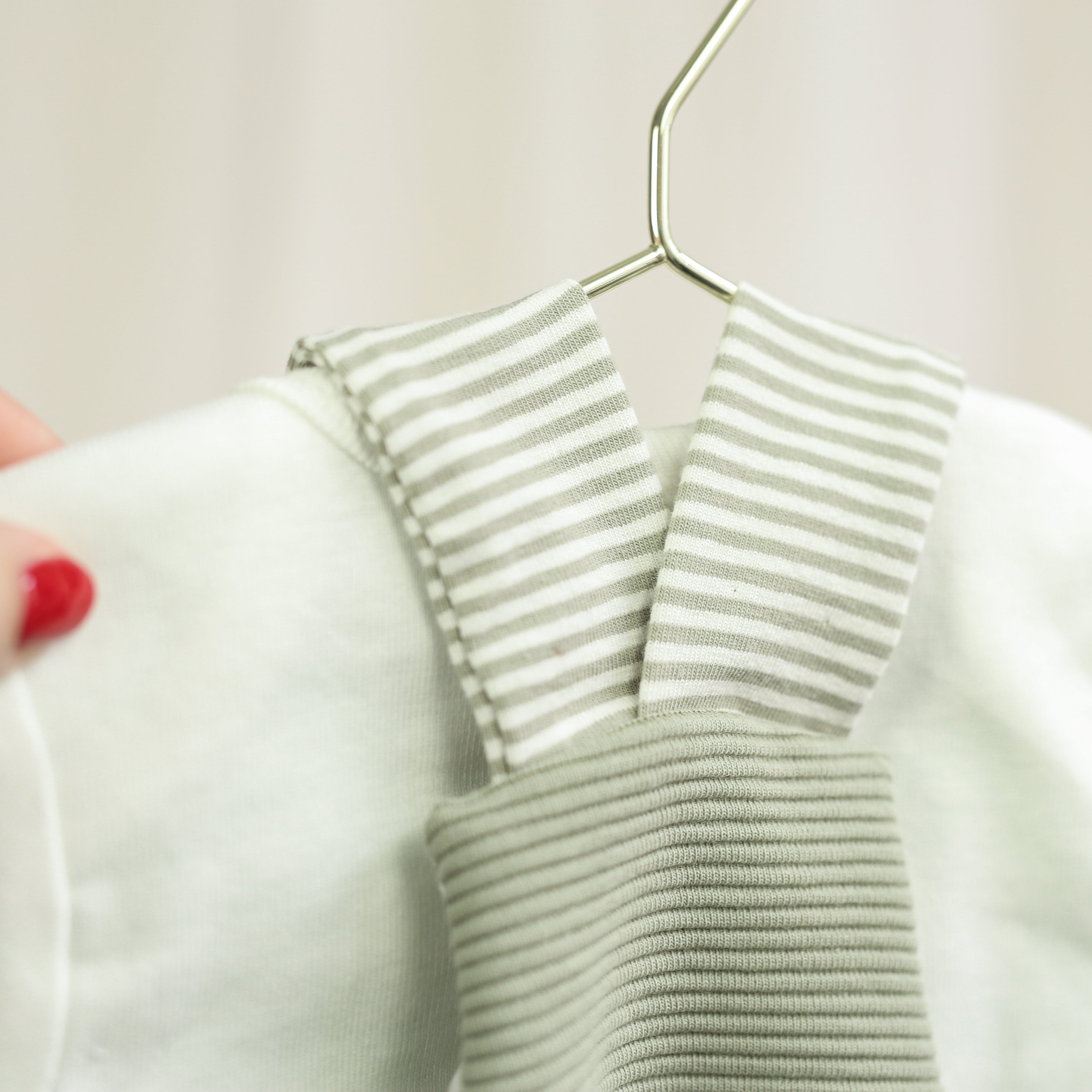 Personalisierte Latzhose in Sage