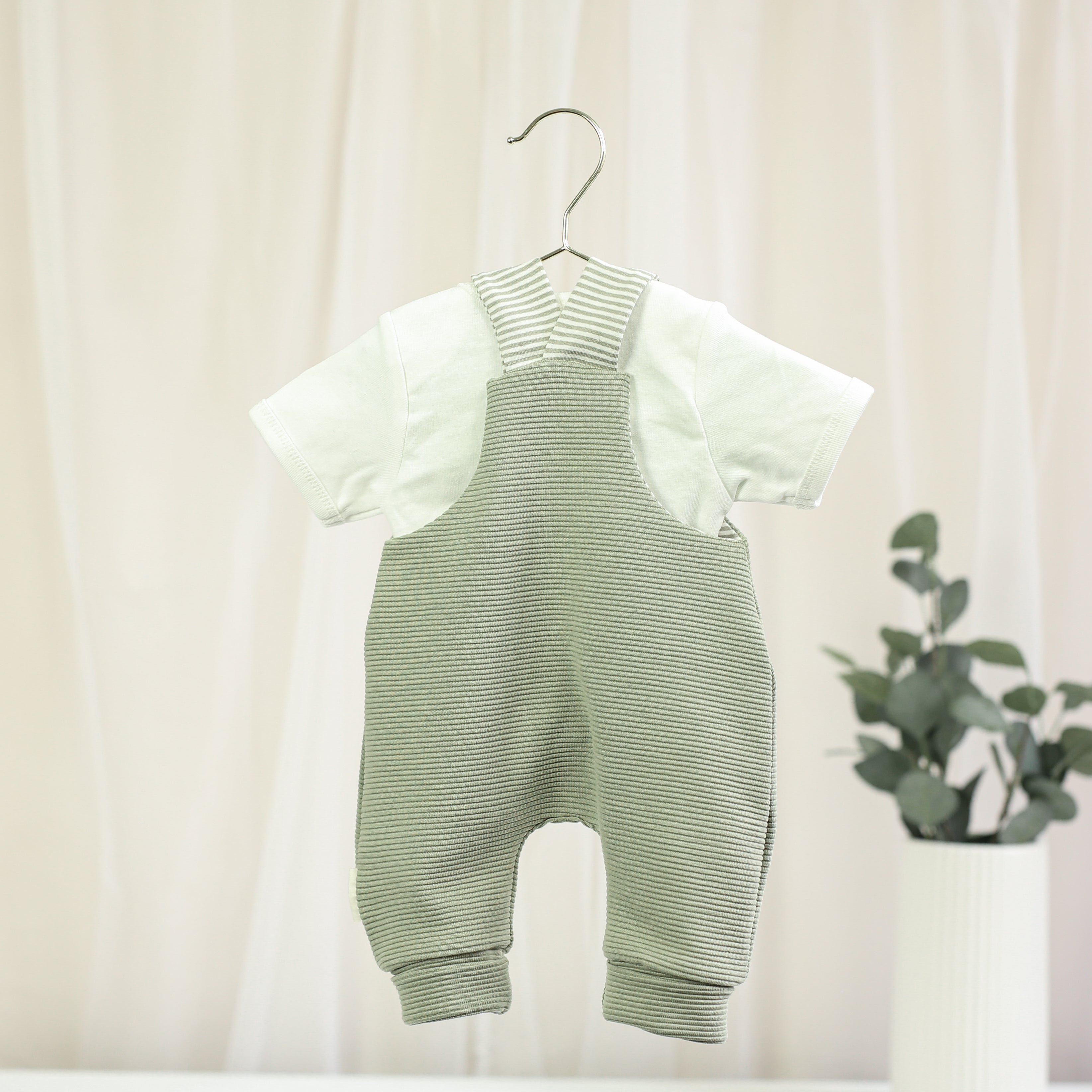 Personalisierte Latzhose in Sage