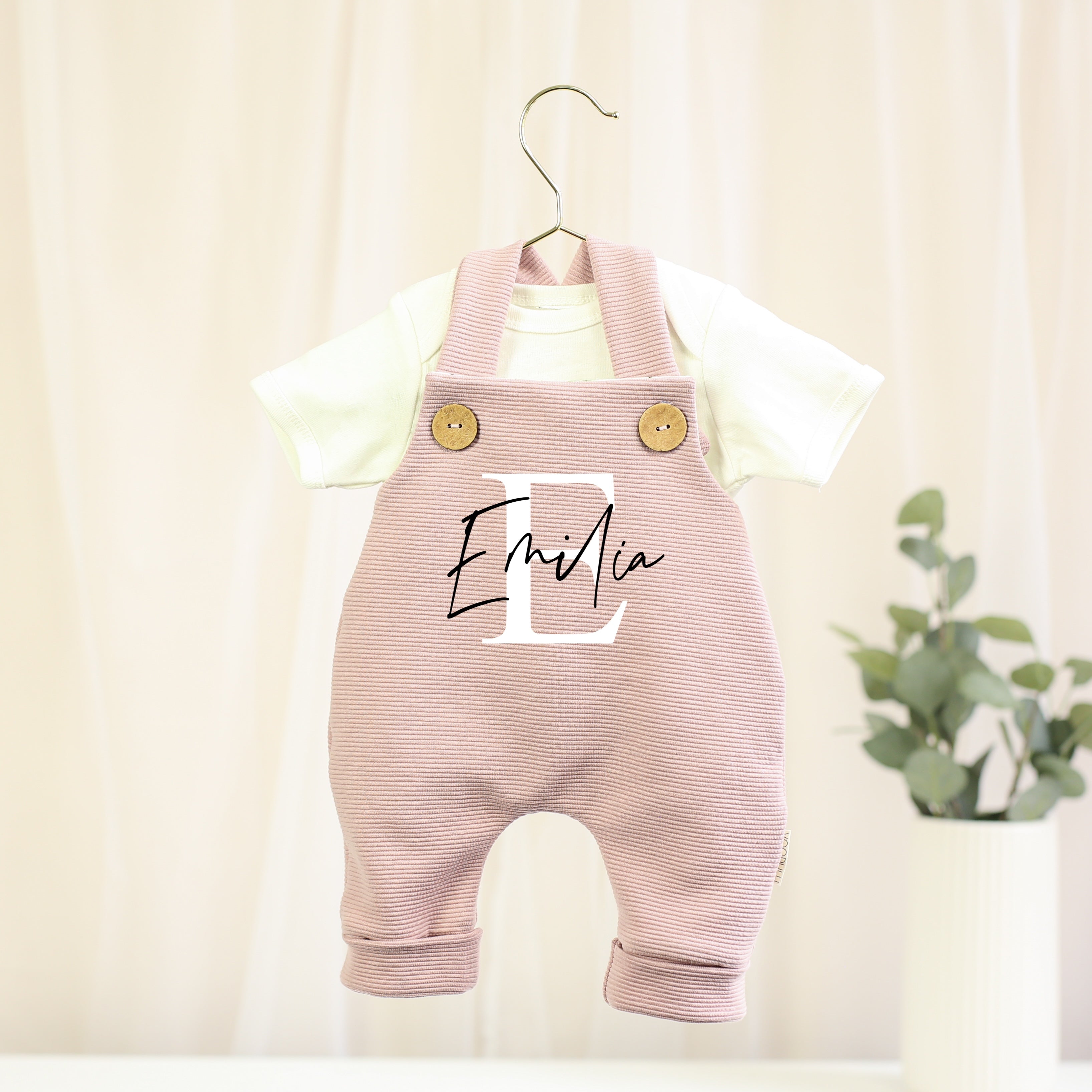 Latzhose personalisiert in rosa für Babys und Kindern