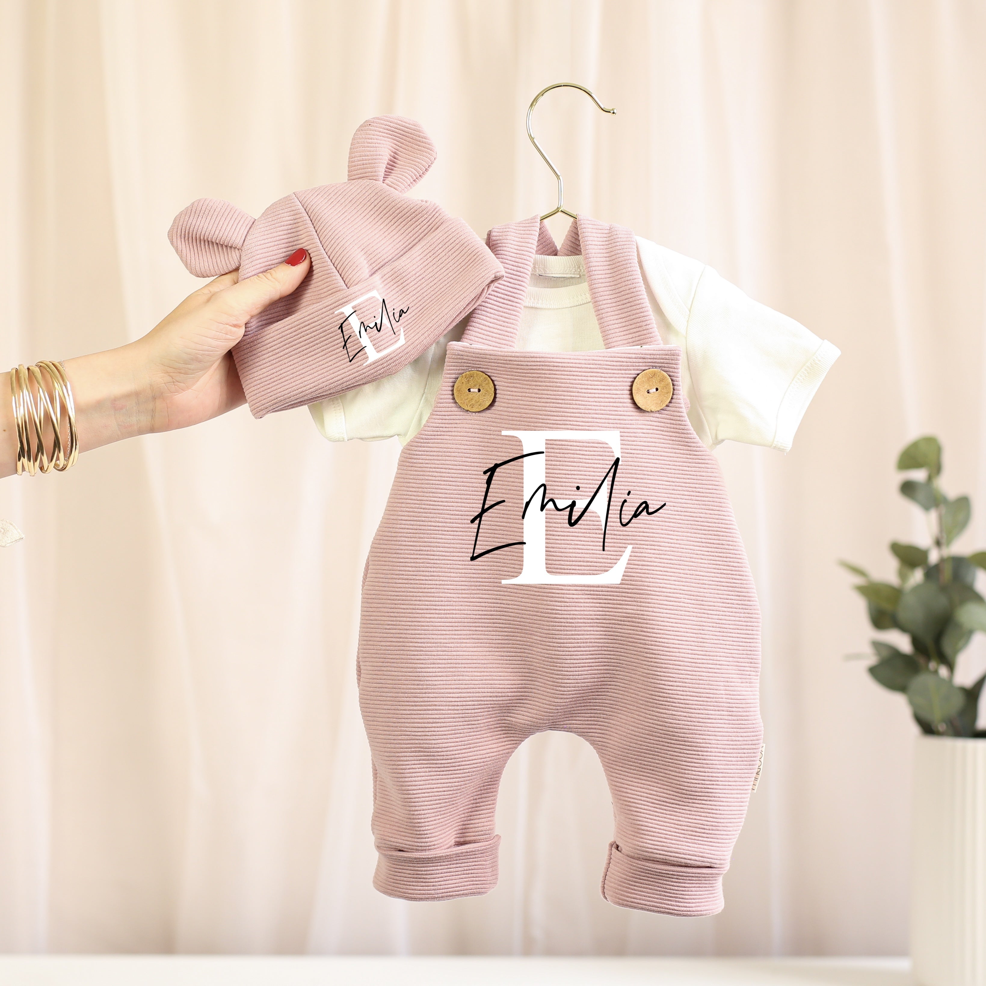 Baby Set in Rosé mit Latzhose und passender Mütze aus Rib-Jersey von VOODULU