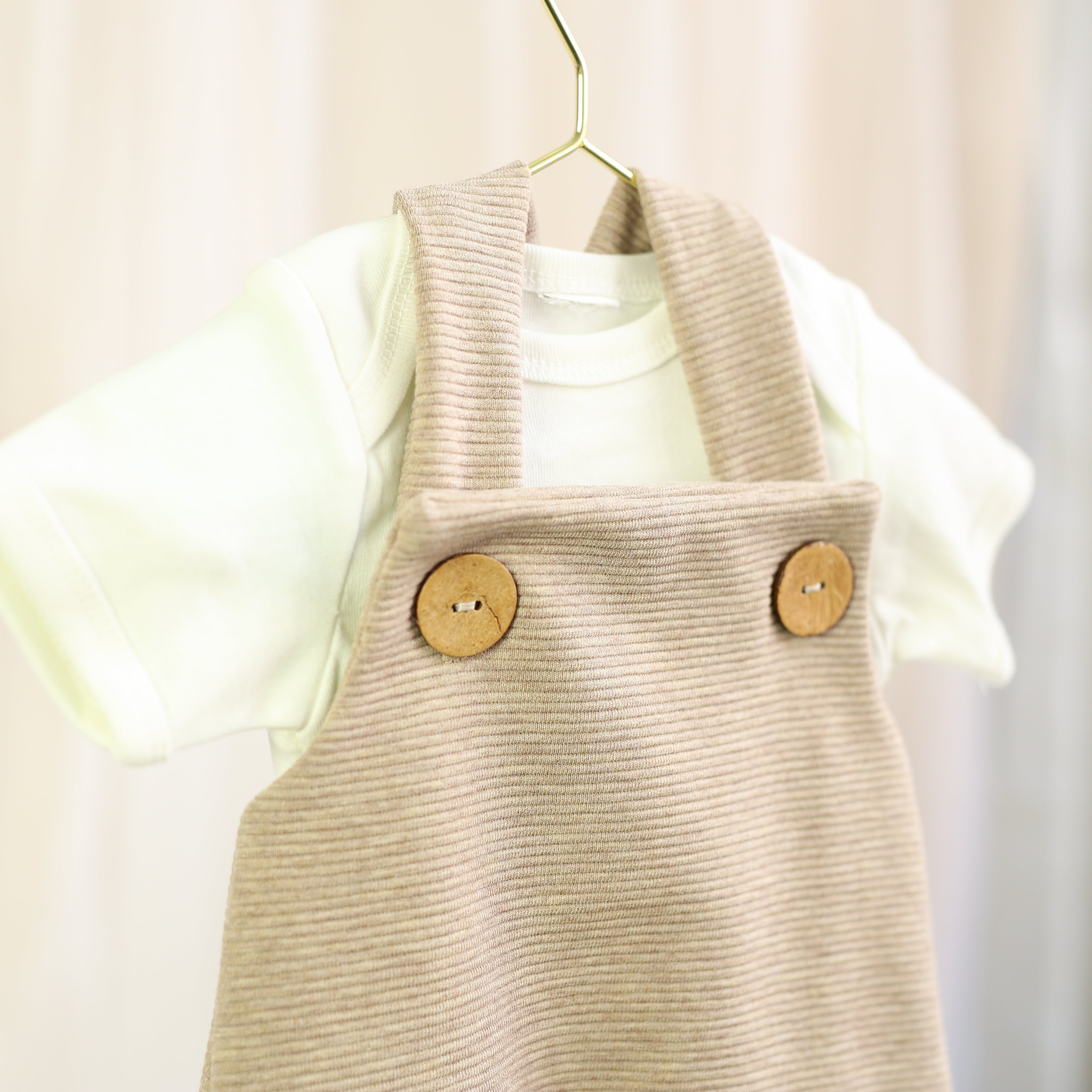 Latzhose "beige"