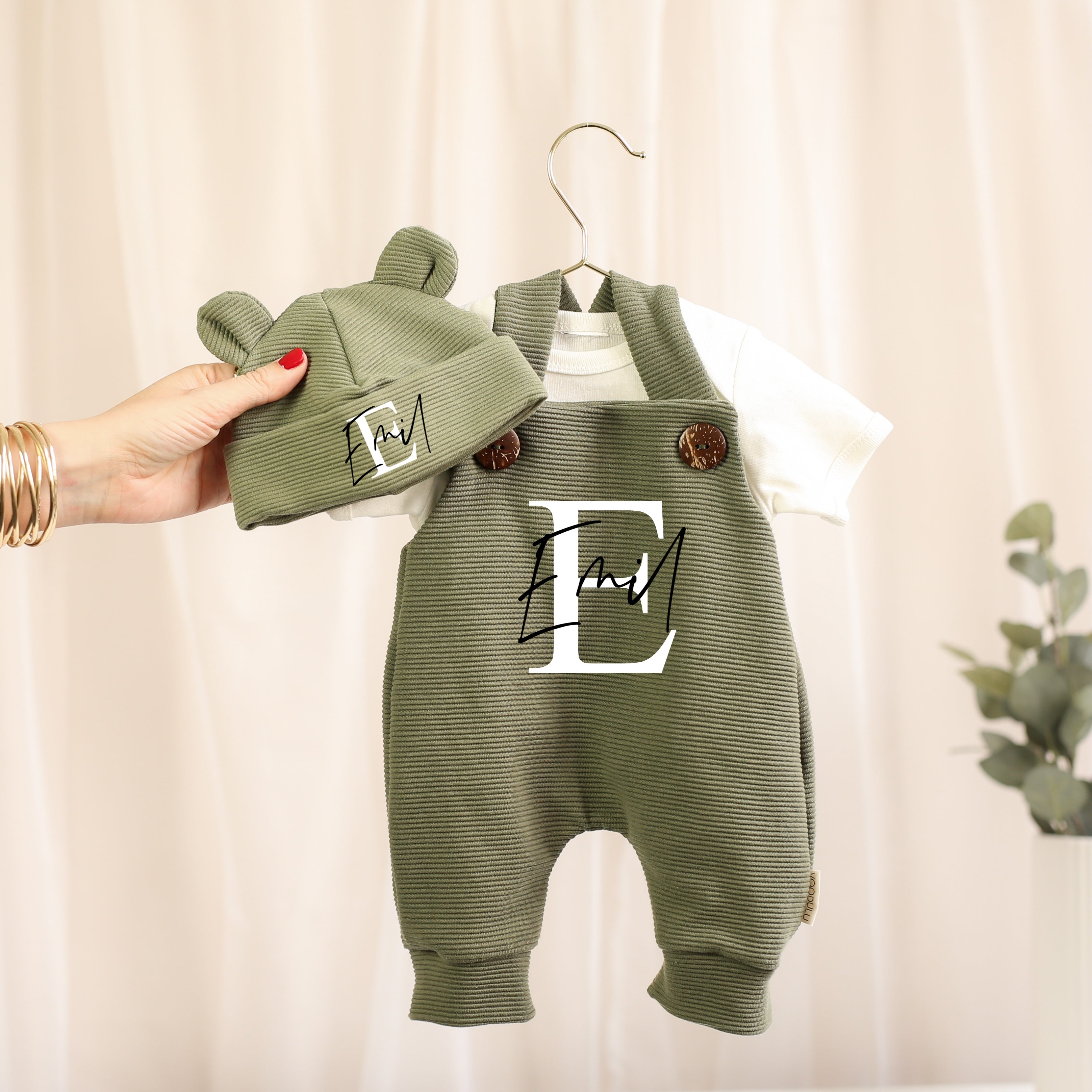 Bestseller Baby Set in Olive mit Latzhose und Mütze aus Rib-Jersey von VOODULU