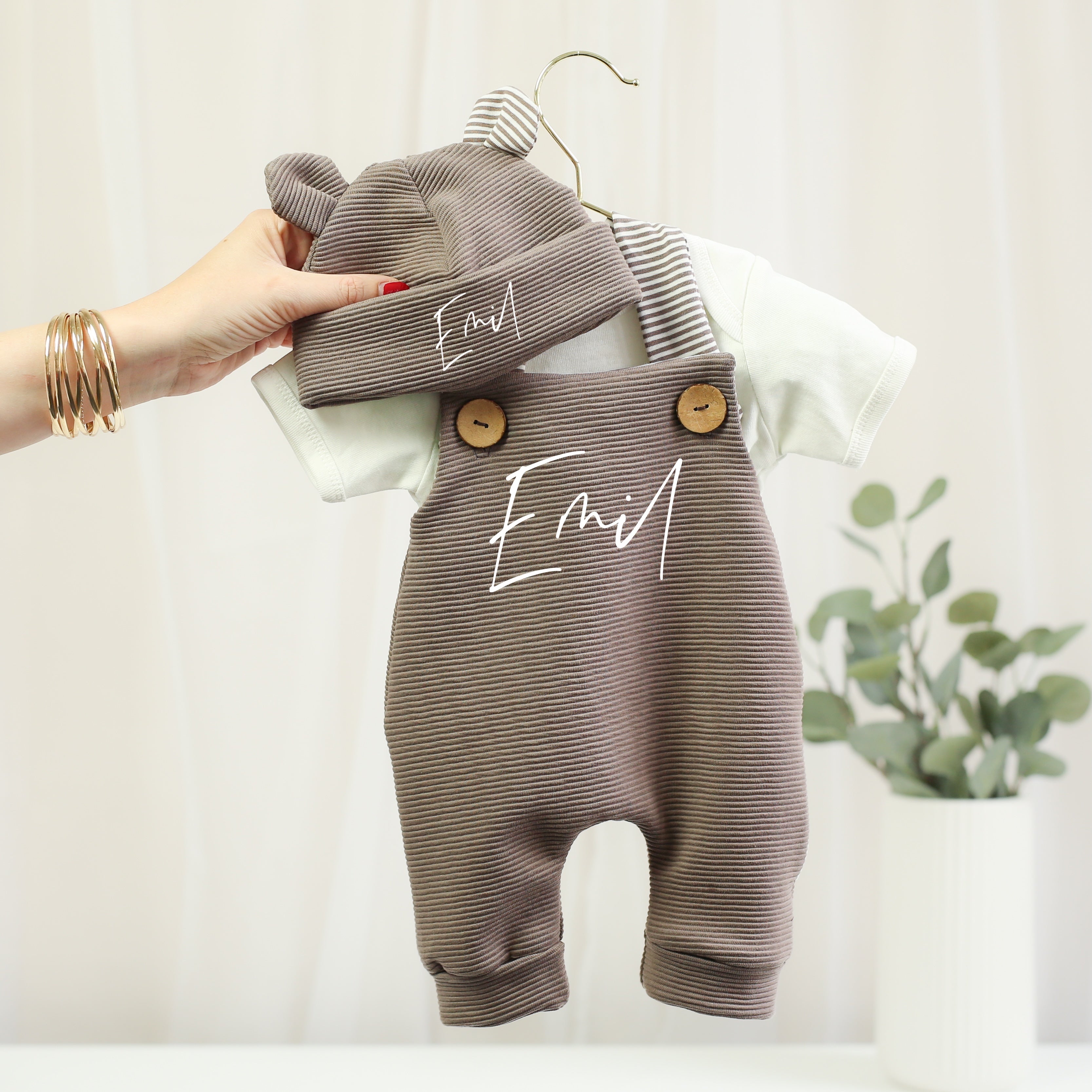 Personalisiertes Baby Set mit Latzhose, Teddy-Mütze und Shirt in Braun. Individuell mit Initial und Namen gestaltet. Hochwertiger Rippenjersey, Holzknöpfe und liebevolle Handarbeit machen dieses Set zu einem besonderen Geschenk zur Geburt, Babyshower oder Taufe.