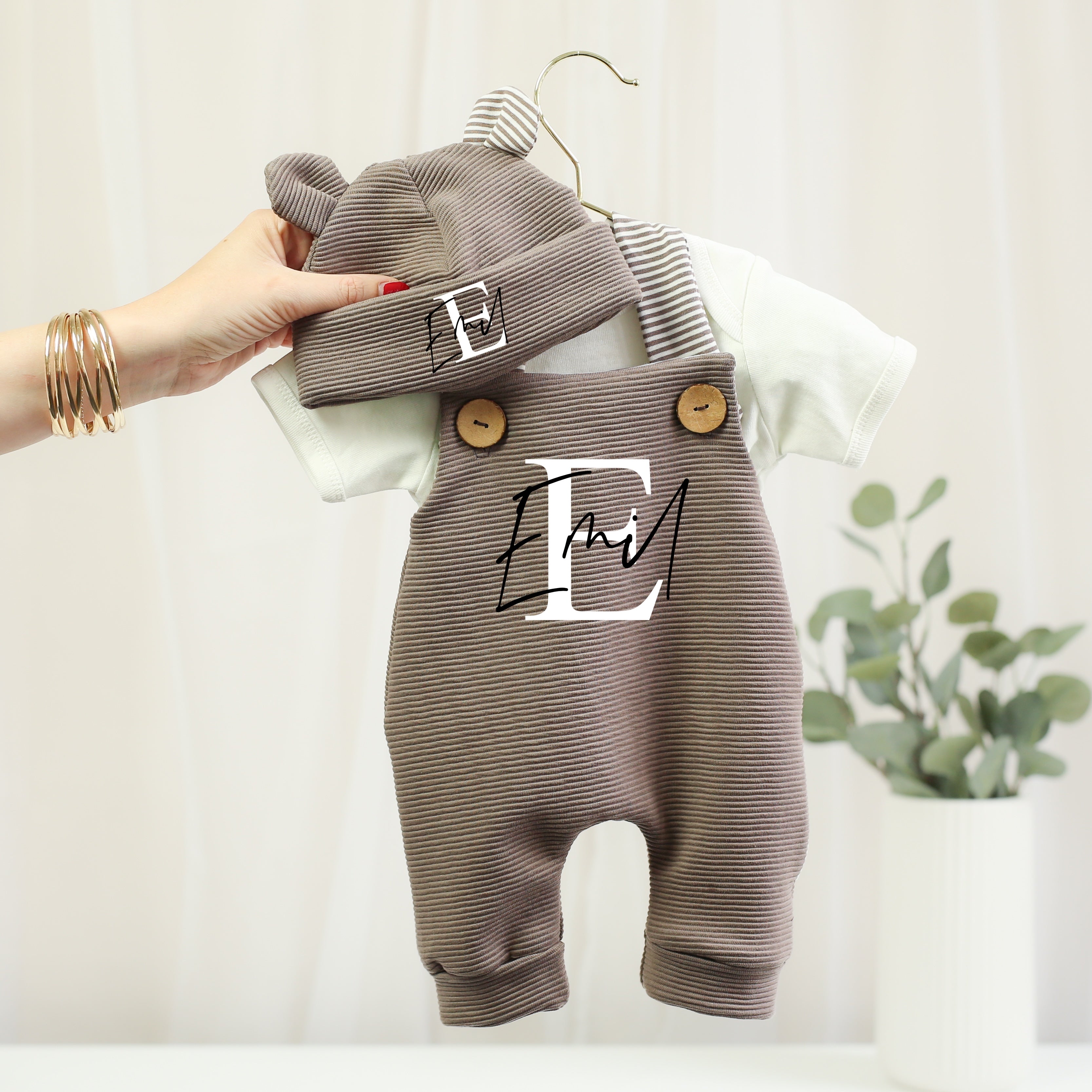 Personalisiertes Baby Set aus brauner Latzhose und Teddy-Mütze aus Rippenjersey. Veredelt mit großem Initial und Wunschname. Handgefertigtes Geschenk zur Geburt für Jungen und Mädchen.