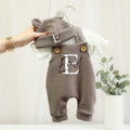 Personalisiertes Baby Set aus brauner Latzhose und Teddy-Mütze aus Rippenjersey. Veredelt mit großem Initial und Wunschname. Handgefertigtes Geschenk zur Geburt für Jungen und Mädchen.