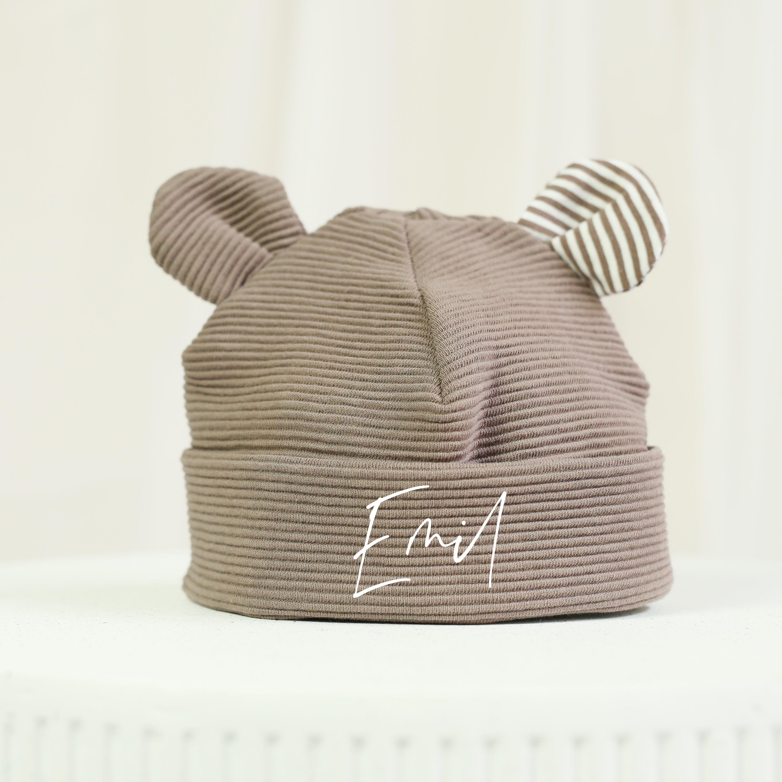 Personalisierte Babymütze mit Bärenohren in Braun aus weichem Rippenjersey. Individuell mit dem Namen Emil bedruckt. Handgefertigte Baby Mütze für Neugeborene und Kinder. Liebevolles Geschenk zur Geburt von VOODULU.