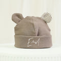 Personalisierte Babymütze mit Bärenohren in Braun aus weichem Rippenjersey. Individuell mit dem Namen Emil bedruckt. Handgefertigte Baby Mütze für Neugeborene und Kinder. Liebevolles Geschenk zur Geburt von VOODULU.