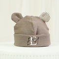Braune Babymütze mit niedlichen Bärenohren und personalisiertem Namen Emil. Die weiche Mütze aus hochwertigem Rippenjersey ist ein liebevolles Geschenk zur Geburt und begleitet Babys stilvoll durch die ersten Monate..