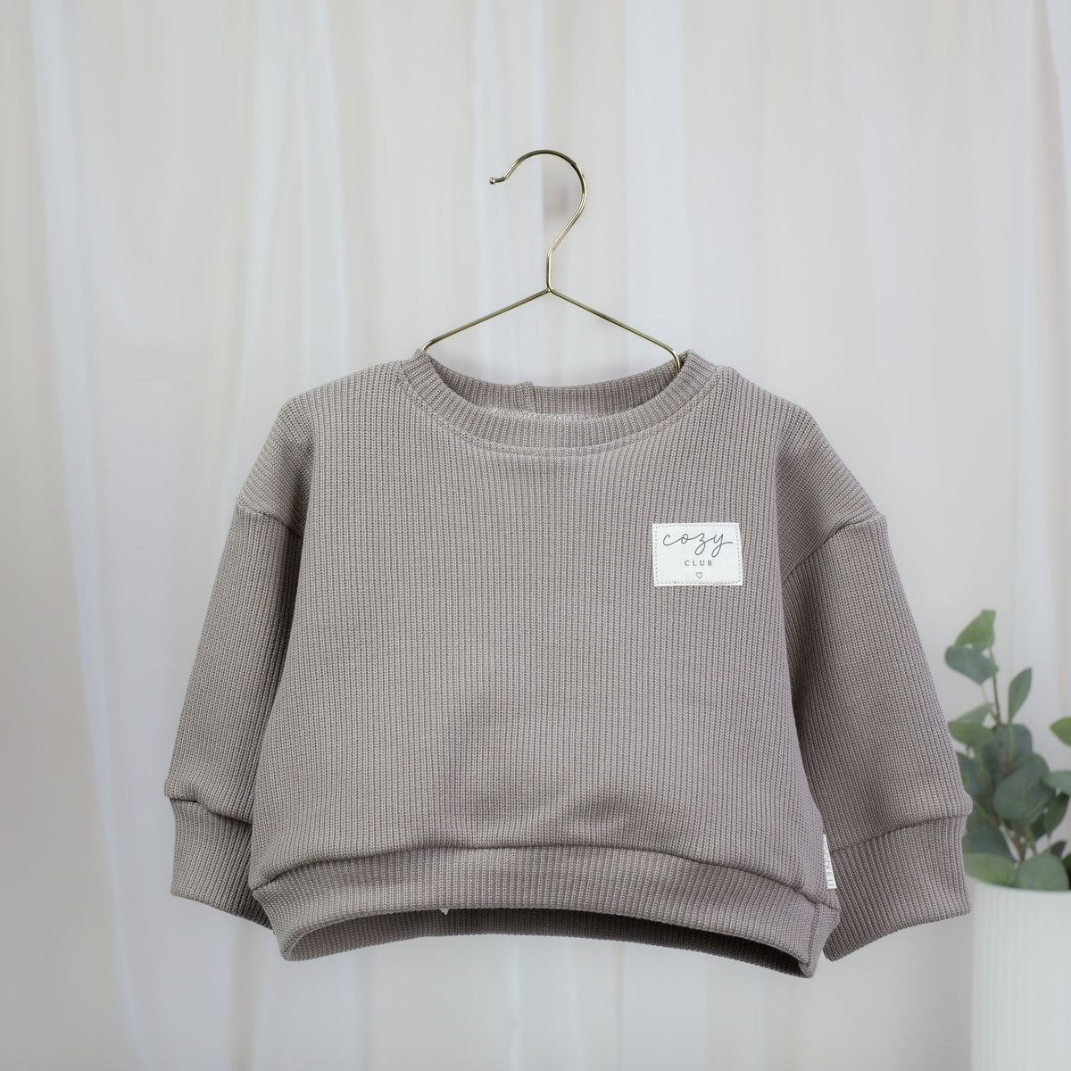 Taupefarbener Oversize-Strickpullover für Babys und Kinder mit überschnittenen Schultern und Cozy-Club-Detail

