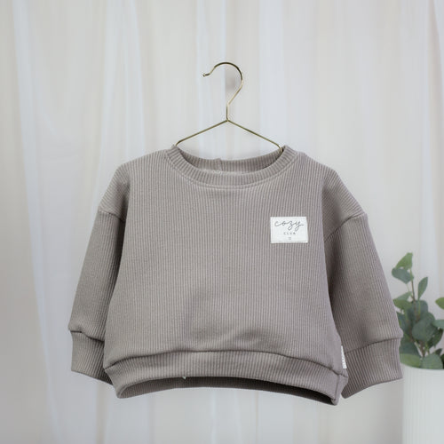 Taupefarbener Oversize-Strickpullover für Babys und Kinder mit überschnittenen Schultern und Cozy-Club-Detail
