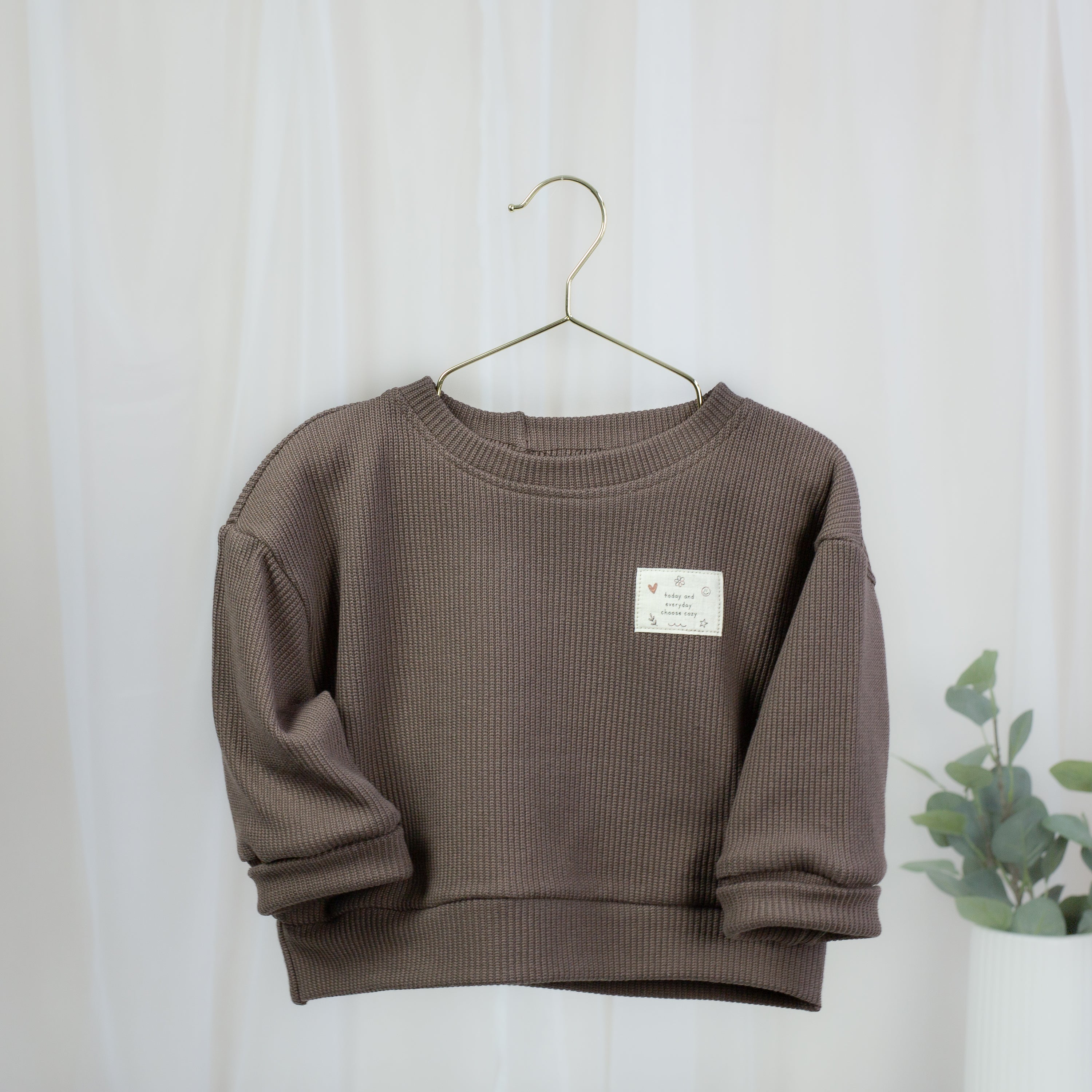Mitwachsender Oversize-Strickpullover in Schokobraun für Babys und Kinder mit umschlagbaren Ärmeln und Cozy-Club-Detail