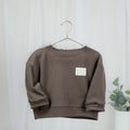 Mitwachsender Oversize-Strickpullover in Schokobraun für Babys und Kinder mit umschlagbaren Ärmeln und Cozy-Club-Detail