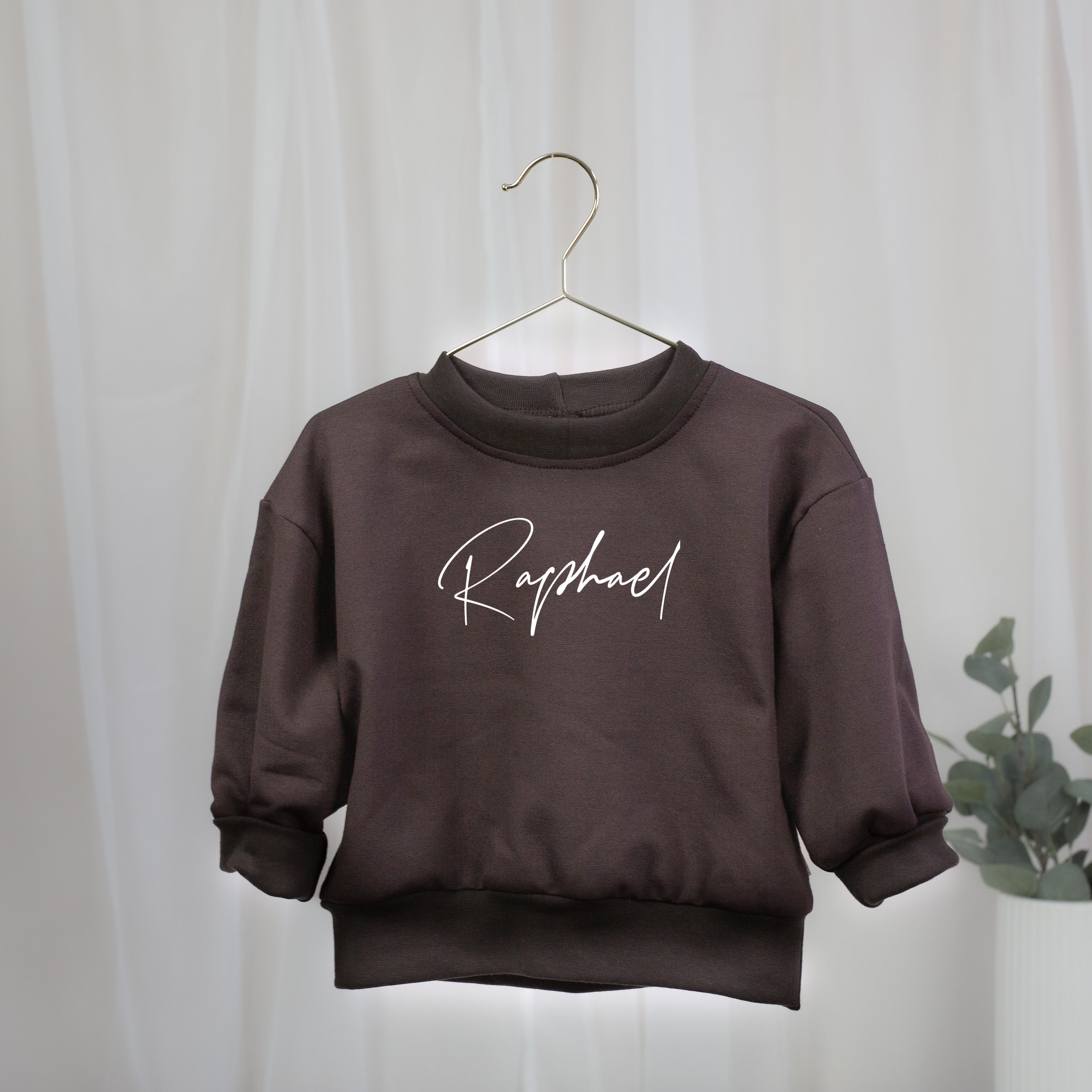 Personalisiertes Oversize-Sweatshirt in Schokobraun für Babys und Kinder mit weißem Wunschnamen
